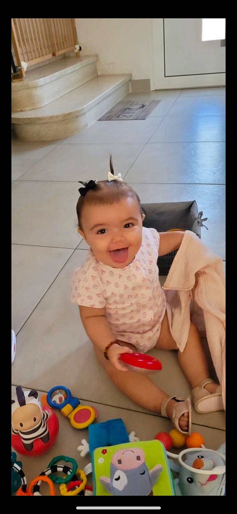 Neyla a rejoint le concours — aidez-le/la à gagner de superbes lots ! baby, baby_playing_with_toys, baby_products, baby_toddler_clothing, baby_toys, chair, child, flooring, fun, happy, person, photo_caption, play, portrait_photography, room, sitting, smile, sweetness, toddler, toy