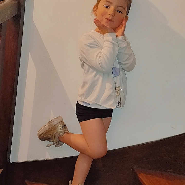 Kélhya a rejoint le concours — aidez-le/la à gagner de superbes lots ! bodypart, child, clothing, coat, face, female, finger, footwear, girl, hand, handrail, hardwood, head, highheel, person, plywood, shoe, shorts, sneaker, wood