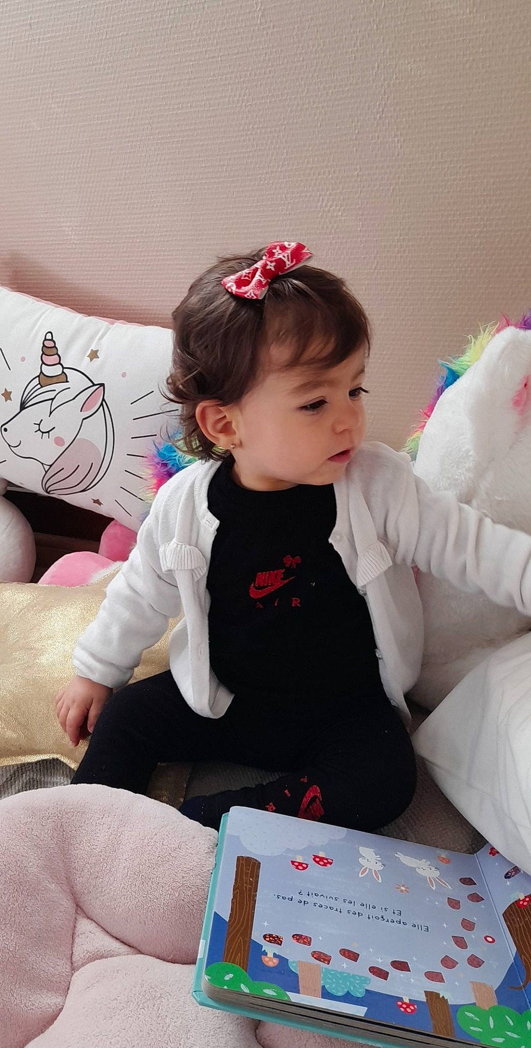 Kélhya participe au concours pour gagner de l'argent avec cette photo : arm, baby, baby_toddler_clothing, carmine, child, comfort, event, face, facial_expression, fashion_accessory, fun, happy, headband, headpiece, magenta, person, pink, sitting, skin, sleeve