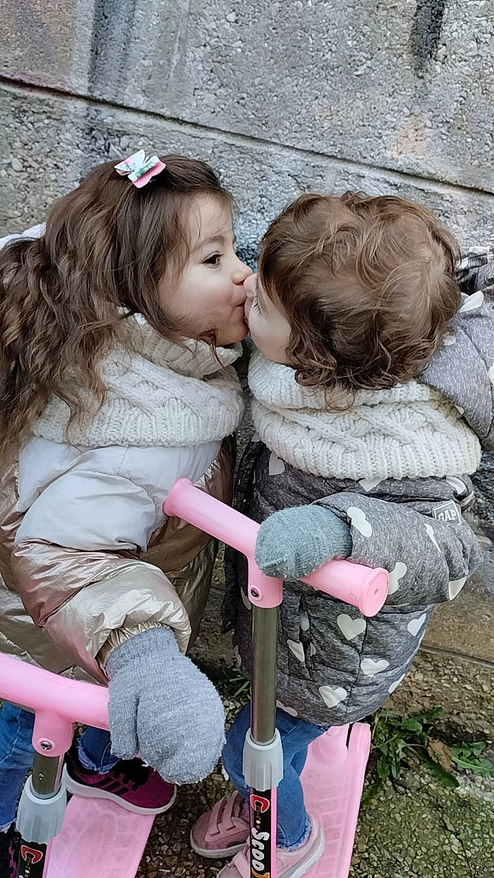 Celhya Et Kélhya a rejoint le concours — aidez-le/la à gagner de superbes lots ! baby, baby_toddler_clothing, blond, child, eye, face, friendship, fun, fur, gesture, grass, happy, head, iris, kiss, outerwear, people_in_nature, person, pink, skin