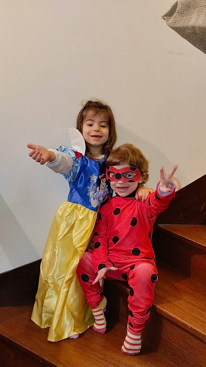 Celhya Et Kélhya participe au concours pour gagner de l'argent avec cette photo : baby_toddler_clothing, child, costume, event, eyewear, facial_expression, flooring, fun, gesture, goggles, happy, joy, magenta, orange, person, play, room, sitting, sleeve, smile