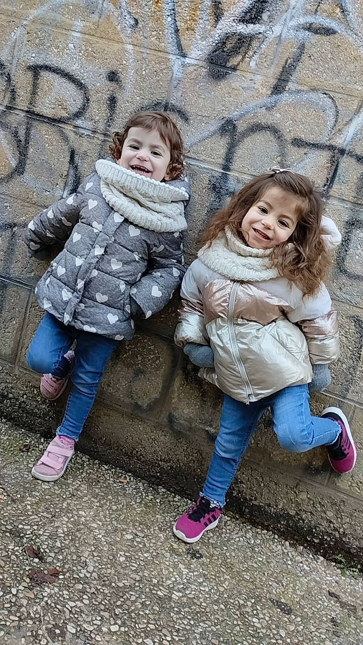 Celhya Et Kélhya participe au concours pour gagner de l'argent avec cette photo : child, denim, footwear, fun, fur, gesture, grass, happy, jacket, jeans, joy, leg, leisure, people_in_nature, person, shoe, sitting, smile, sneakers, textile