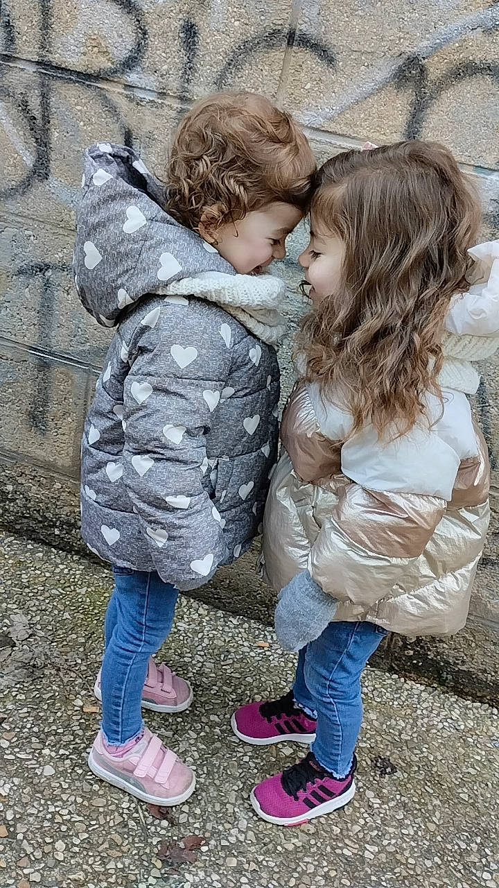 Celhya participe au concours pour gagner de l'argent avec cette photo : child, facial_expression, footwear, freezing, friendship, fun, gesture, grass, hairstyle, happy, head, interaction, jeans, outerwear, people_in_nature, person, shoe, sneakers, standing, toddler