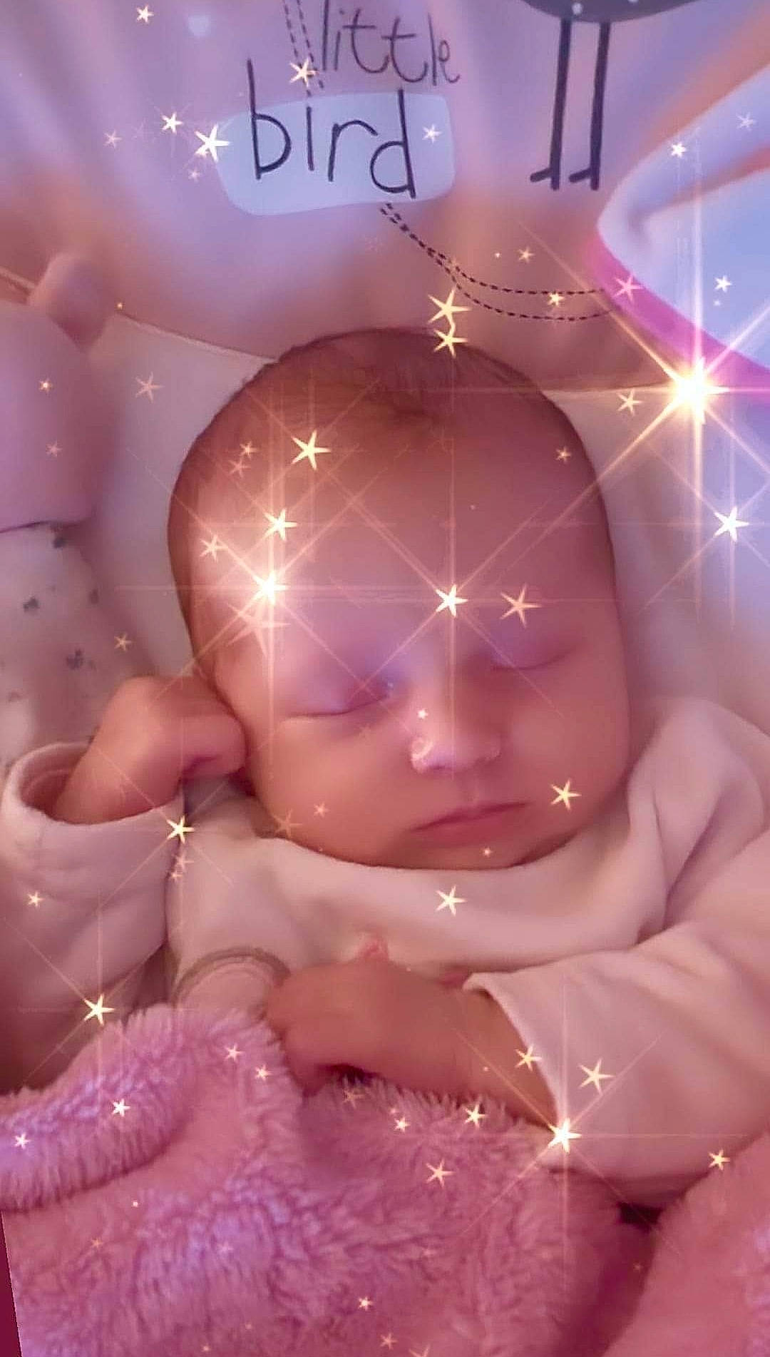 Emy participe au concours pour gagner de l'argent avec cette photo : child, circle, dress, event, fashion_accessory, fun, gesture, happy, jewellery, lens_flare, light, magenta, nail, party_supply, pattern, peach, person, pink, thumb, transparent_material