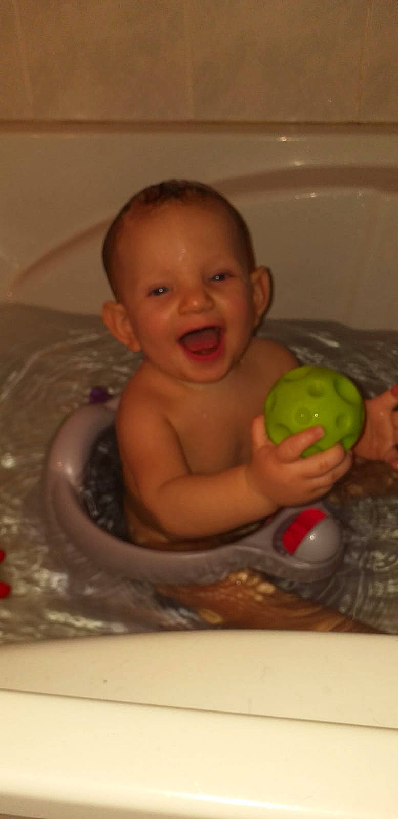 Manaë a rejoint le concours — aidez-le/la à gagner de superbes lots ! baby, bath_toy, bathing, bathroom, bathtub, chest, child, facial_expression, fluid, fun, happy, leisure, person, plumbing, plumbing_fixture, room, skin, smile, toddler, toy
