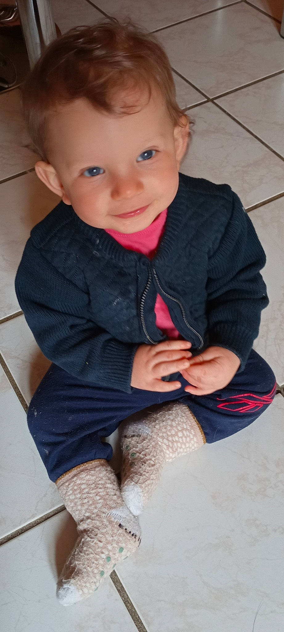 Manaë a rejoint le concours — aidez-le/la à gagner de superbes lots ! baby, baby_toddler_clothing, cheek, eye, finger, flooring, happy, head, iris, joy, knee, leg, lip, nose, outerwear, person, skin, sleeve, smile, thigh