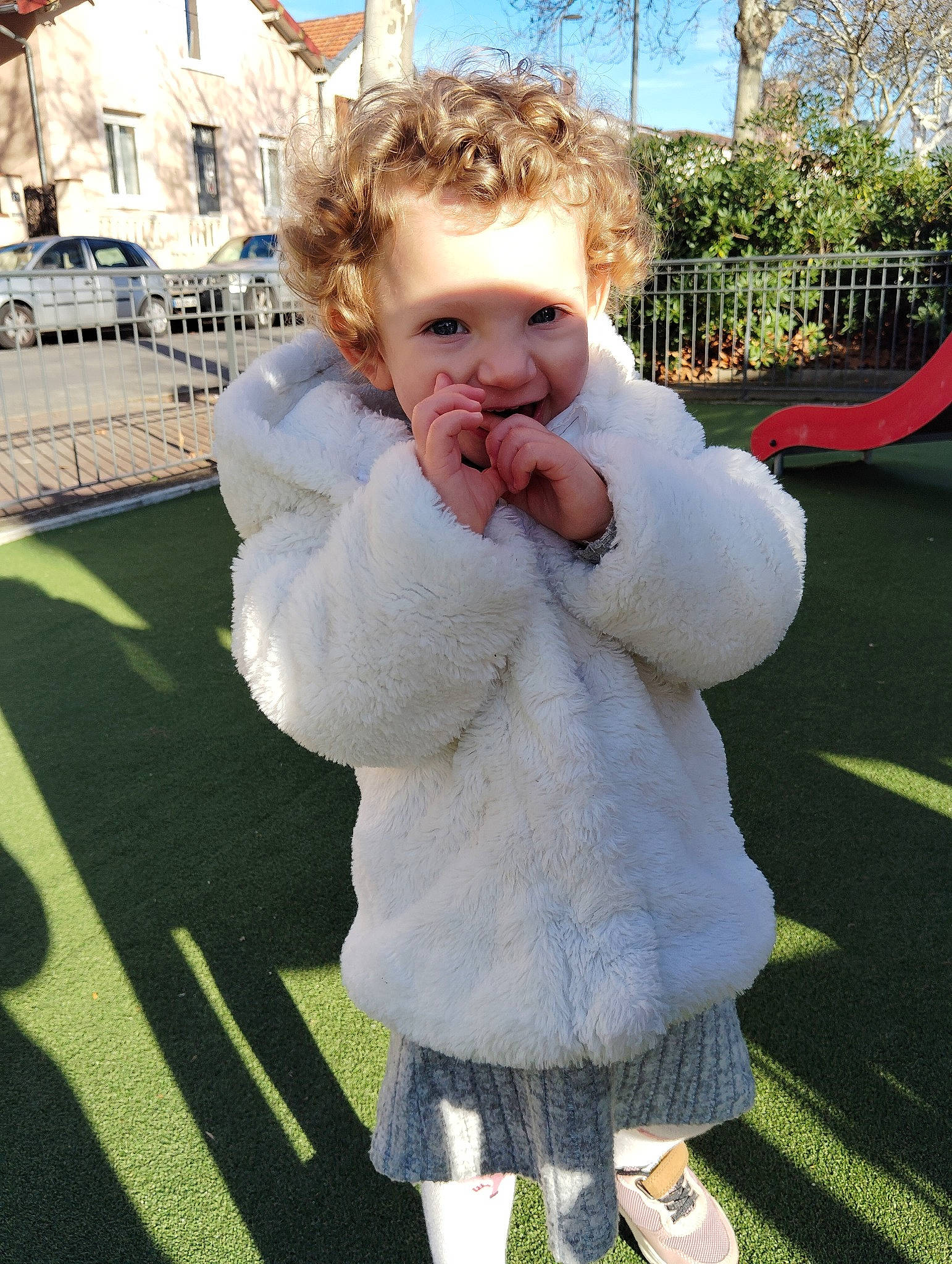 Manaë a rejoint le concours — aidez-le/la à gagner de superbes lots ! arm, child, clothing, flooring, fun, gesture, grass, hairstyle, happy, leg, leisure, person, plant, recreation, shoe, sky, sleeve, sneakers, toddler, tree