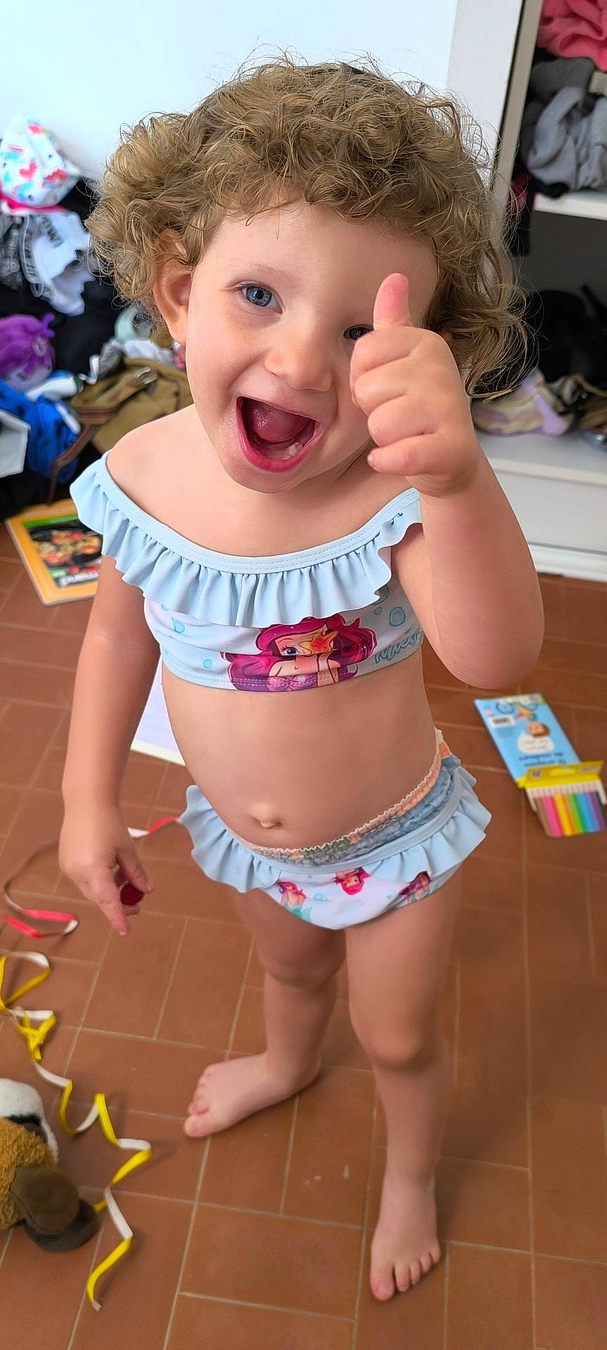 Manaë participe au concours pour gagner de l'argent avec cette photo : baby, bodypart, clothing, costume, cream, dessert, diaper, face, finger, food, hand, happy, head, icecream, person, photography, portrait, shorts, swimwear, underwear