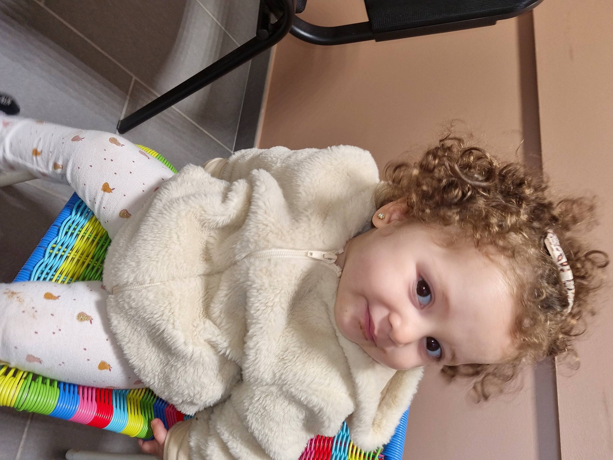 Darine participe au concours pour gagner de l'argent avec cette photo : baby, baby_products, baby_toddler_clothing, baby_toys, cheek, child, comfort, eye, eyelash, fashion_accessory, pattern, person, room, skin, stuffed_toy, textile, toddler, toy, wood, wool