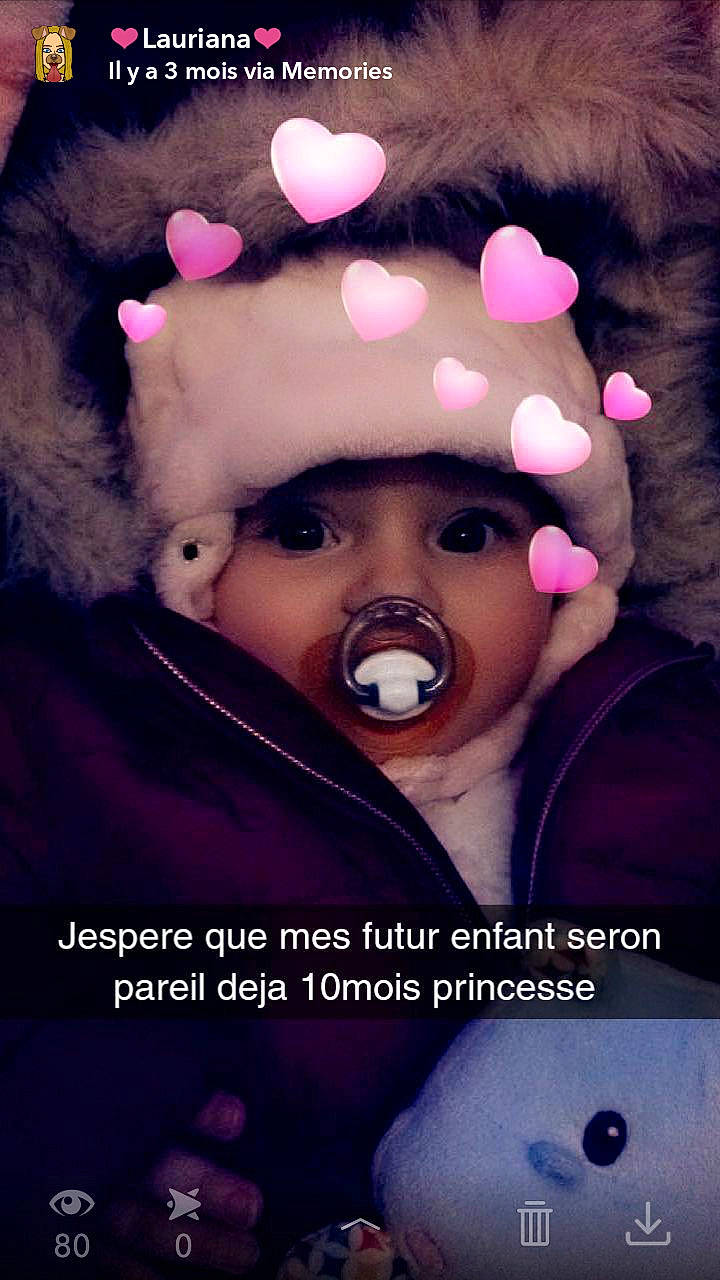 Amélia participe au concours pour gagner de l'argent avec cette photo : ear, face, forehead, headwear, lip, mouth, nose, person, photo_caption, pink, poster, product, screenshot, smile