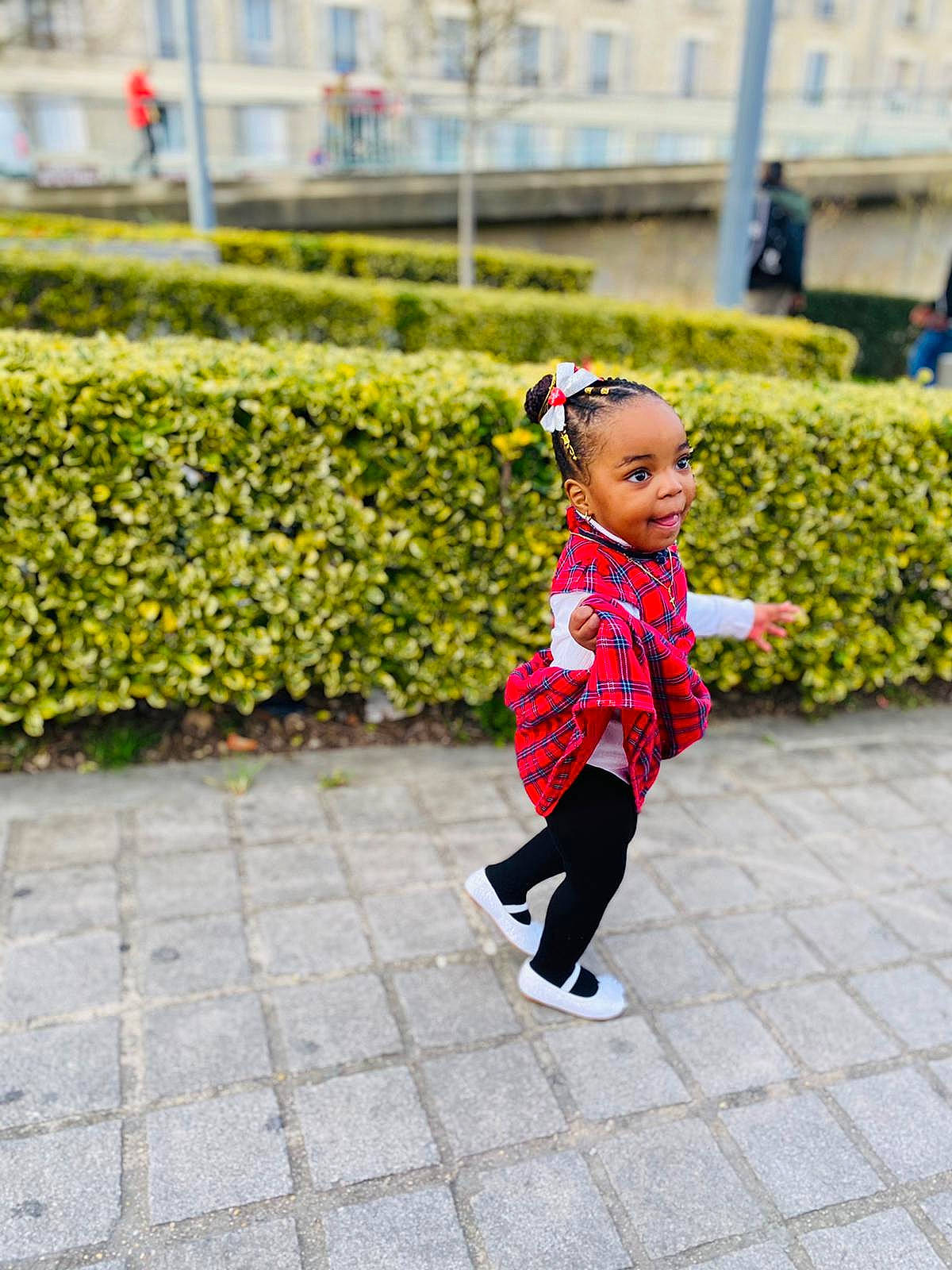 Prefina Albertine a rejoint le concours — aidez-le/la à gagner de superbes lots ! asphalt, child, city, dance, event, flooring, grass, happy, leaf, leisure, magenta, person, plant, recreation, road, road_surface, sidewalk, street, street_fashion, toddler