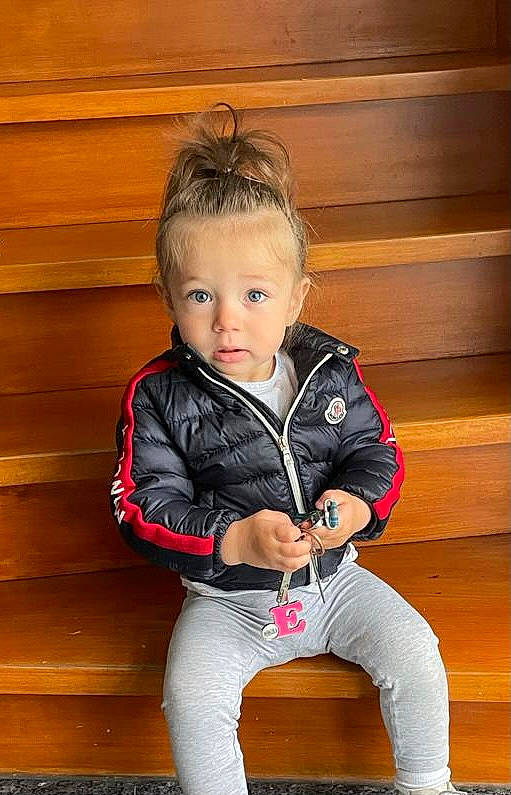 Lina a rejoint le concours — aidez-le/la à gagner de superbes lots ! baby_toddler_clothing, blond, brown_hair, cheek, eye, face, flash_photography, flooring, hair, happy, hardwood, human_leg, knee, leg, person, sitting, skin, sleeve, thigh, toddler