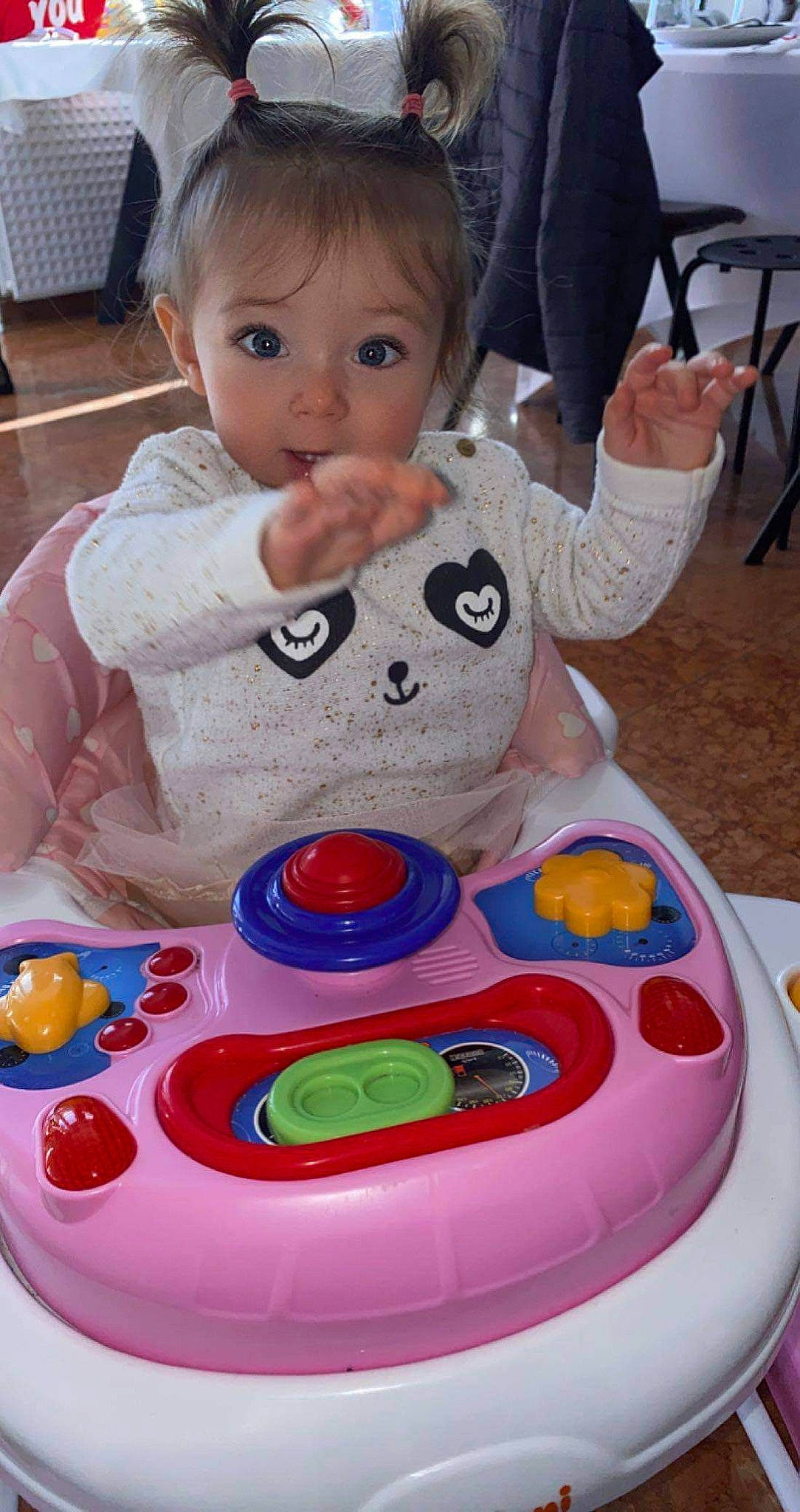 Lina participe au concours pour gagner de l'argent avec cette photo : baby, baby_playing_with_toys, baby_products, baby_toddler_clothing, baby_toys, bib, chair, child, circle, fun, magenta, musical_instrument, person, plastic, play, product, sitting, sweetness, toddler, toy_vehicle