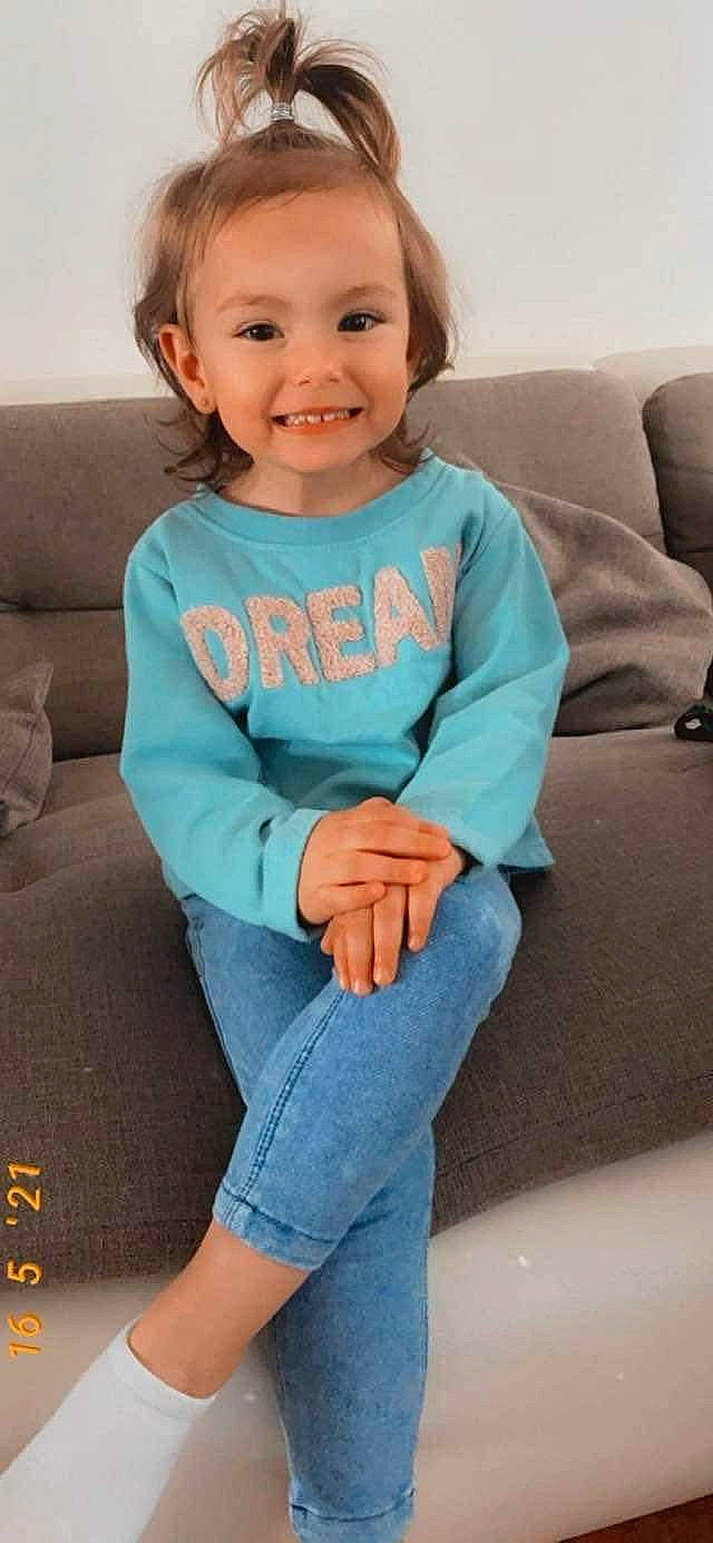 Katerina a rejoint le concours — aidez-le/la à gagner de superbes lots ! azure, baby_toddler_clothing, blue, cheek, clothing, comfort, couch, eye, face, hair, hairstyle, head, jeans, joy, leg, mouth, person, skin, sleeve, smile