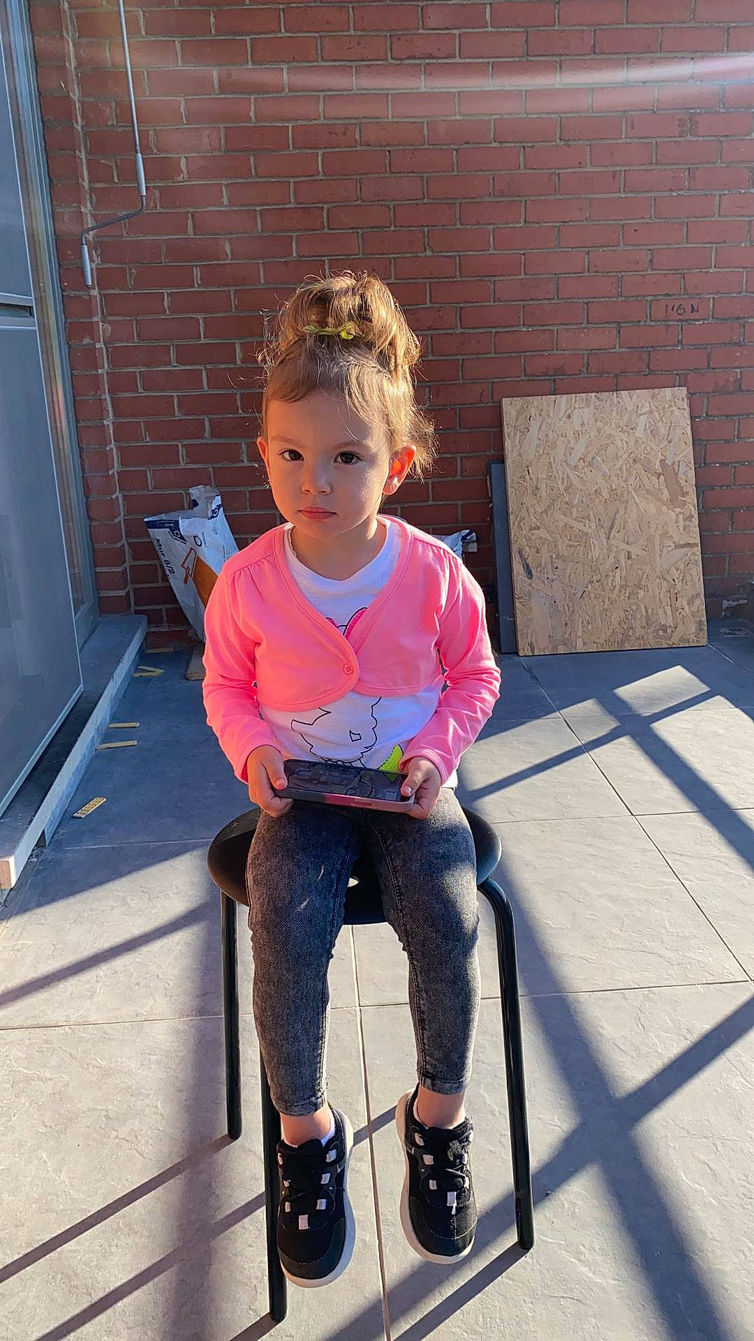 Katerina participe au concours pour gagner de l'argent avec cette photo : beauty, cool, denim, door, electric_blue, eyewear, fashion, footwear, hair, head, human, jeans, joint, knee, leisure, people, person, shoulder, standing, street_fashion