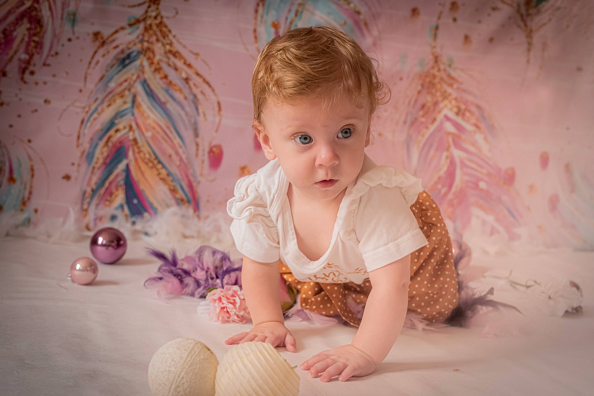 Noéline a rejoint le concours — aidez-le/la à gagner de superbes lots ! baby, baby_grabbing_for_something, baby_toddler_clothing, blond, child, child_model, ear, eye, eyelash, foot, interior_design, nose, ornament, peach, person, pink, portrait_photography, sitting, surprise, toddler