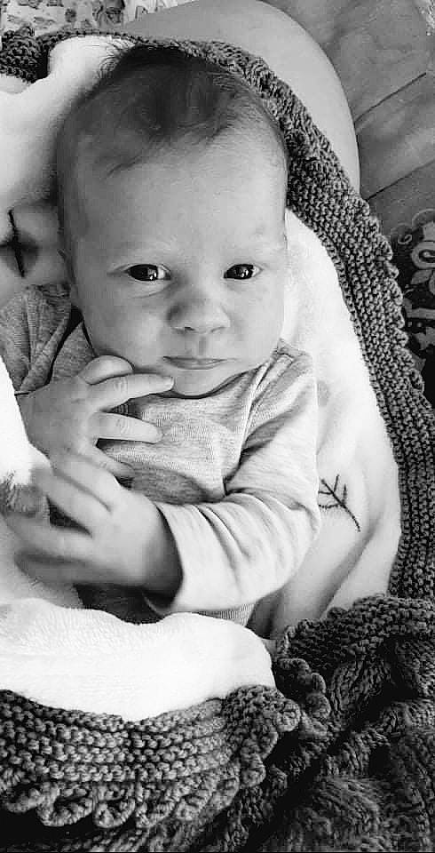 Hélyna a rejoint le concours — aidez-le/la à gagner de superbes lots ! arm, black, black_and_white, cheek, eye, flash_photography, hairstyle, hand, happy, head, human, human_body, iris, lip, mouth, nose, organ, person, skin, smile