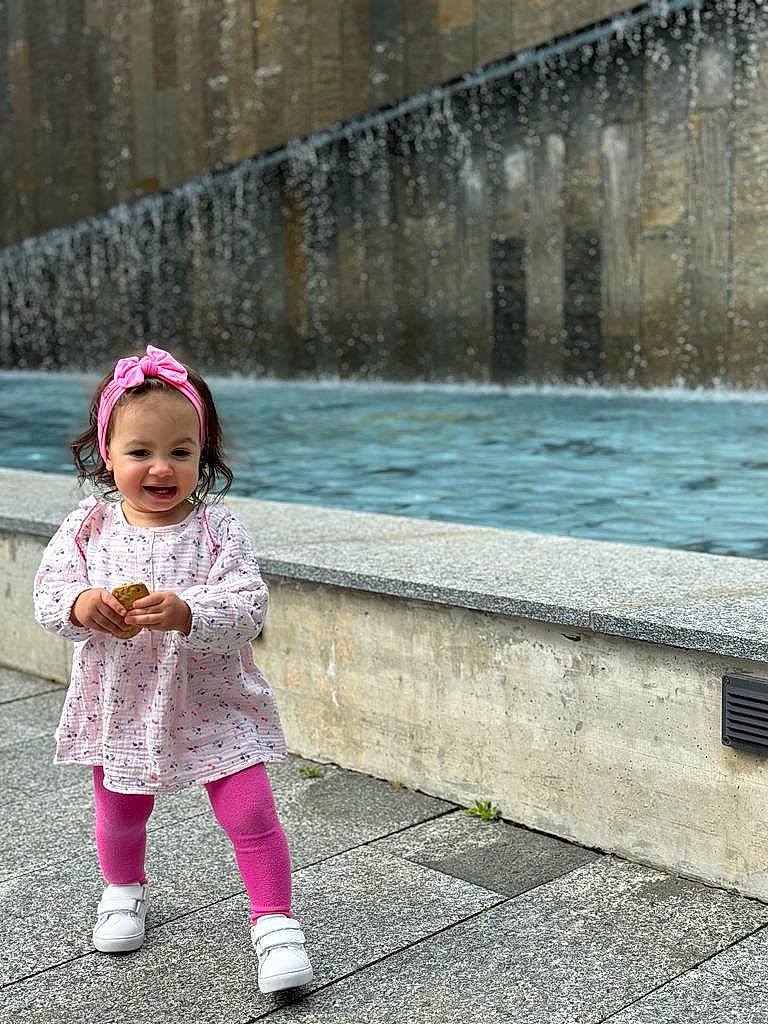 Leya participe au concours pour gagner de l'argent avec cette photo : baby, baby_toddler_clothing, child, city, fashion_accessory, freezing, fun, happy, jacket, joy, leg, leisure, pattern, person, plant, sitting, sleeve, toddler, travel, tree