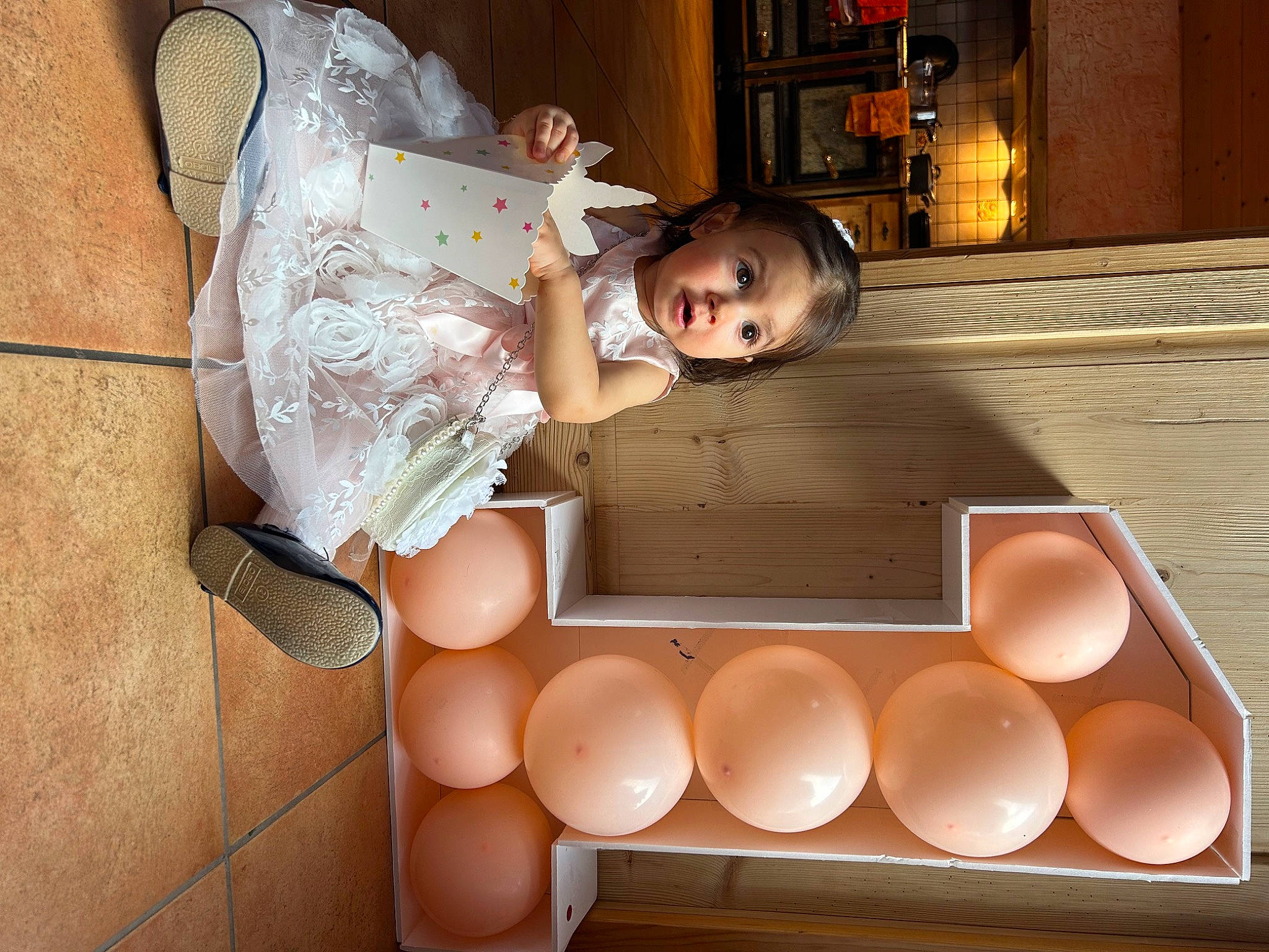 Leya a rejoint le concours — aidez-le/la à gagner de superbes lots ! baby, baby_toddler_clothing, bowl, box, carton, child, comfort_food, egg, flooring, food, person, room, shelf, sitting, smile, surprise, sweetness, table, tableware, toddler