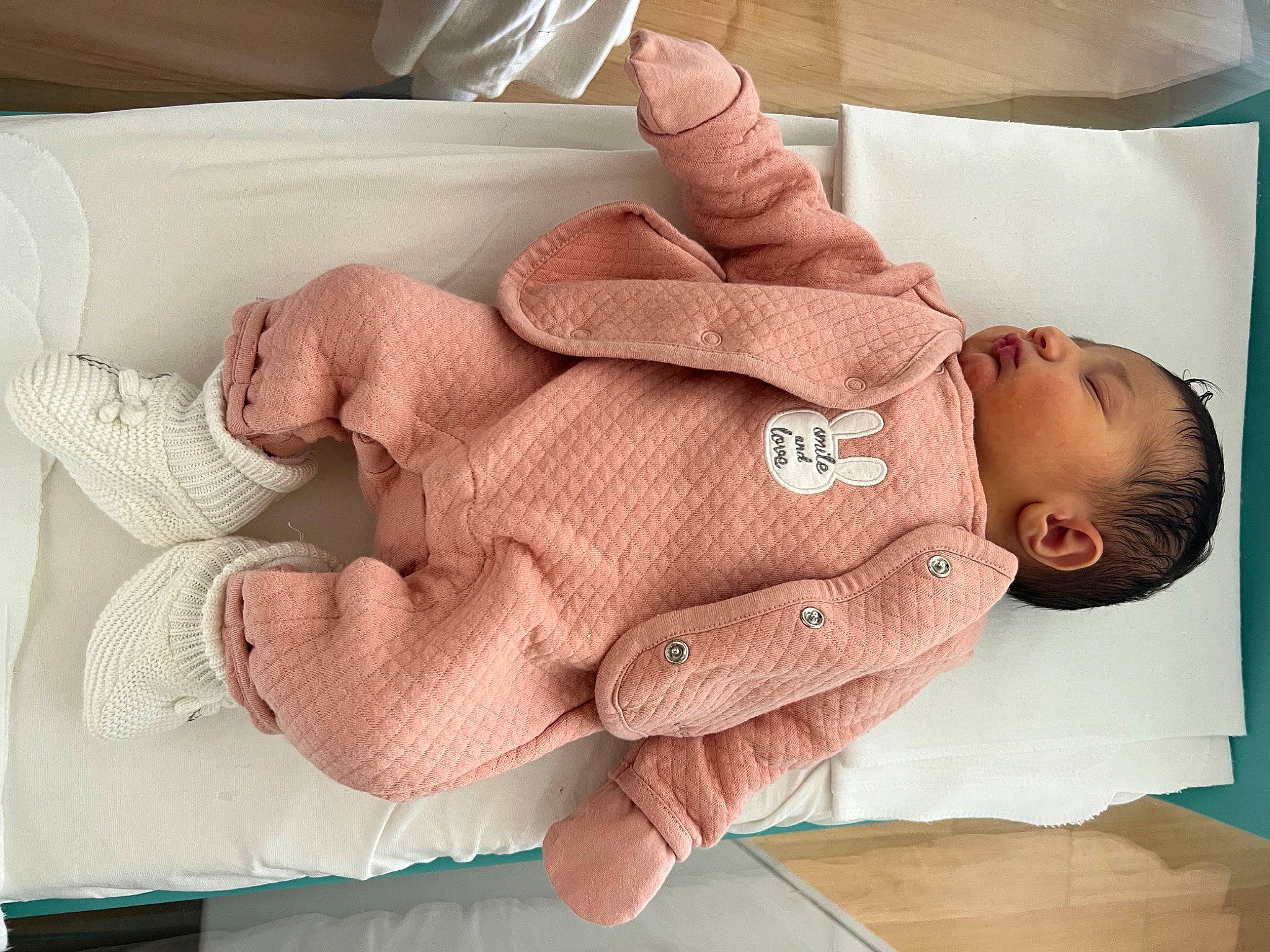 Jayna a rejoint le concours — aidez-le/la à gagner de superbes lots ! baby, baby_products, baby_sleeping, baby_toddler_clothing, child, comfort, gesture, linens, nail, pattern, peach, person, room, service, thumb, toddler, wrist