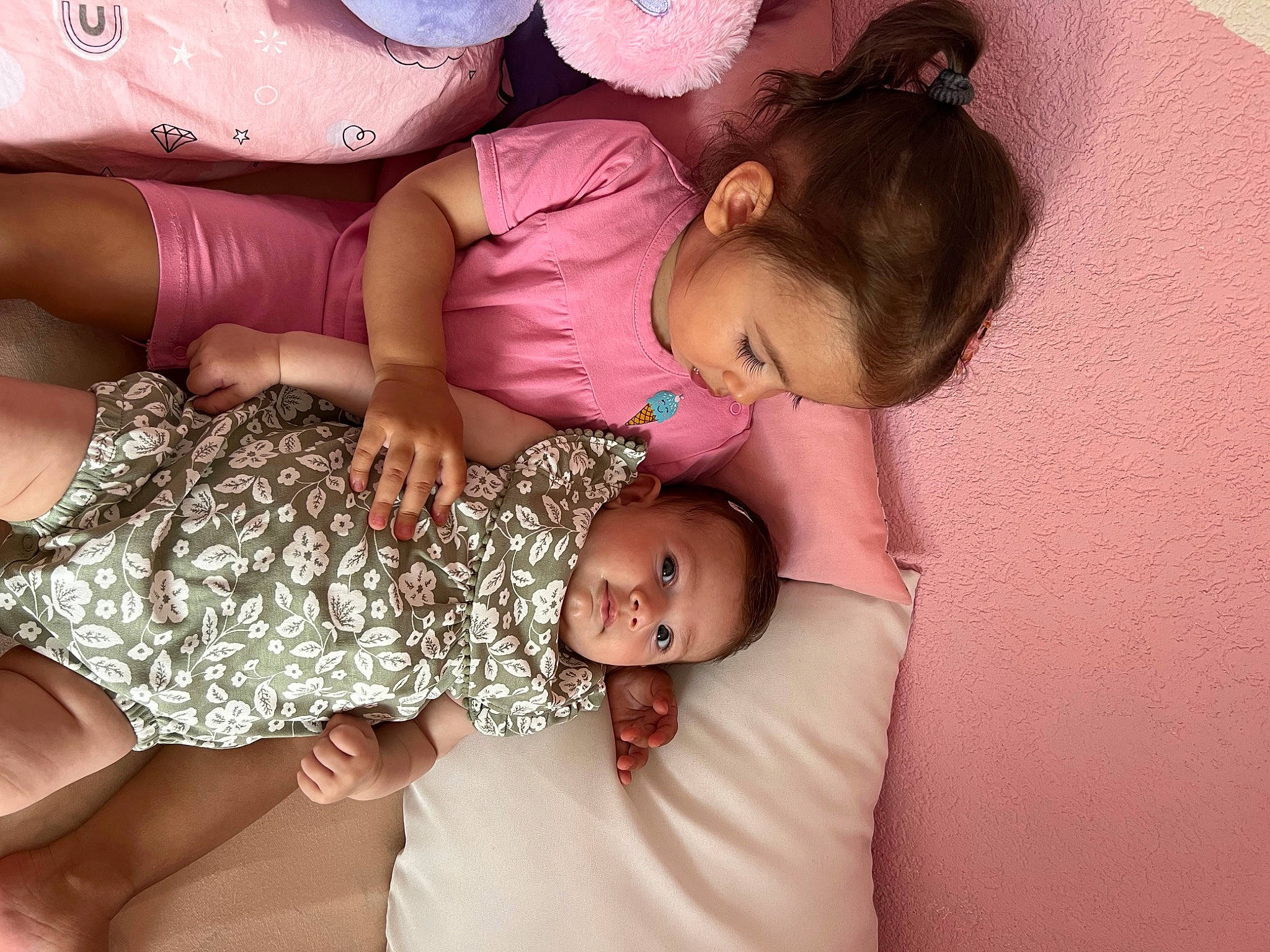 Jayna a rejoint le concours — aidez-le/la à gagner de superbes lots ! baby, baby_toddler_clothing, child, comfort, dress, eye, finger, gesture, hairstyle, hand, happy, human_body, interaction, joint, leg, person, pink, shoulder, skin, textile