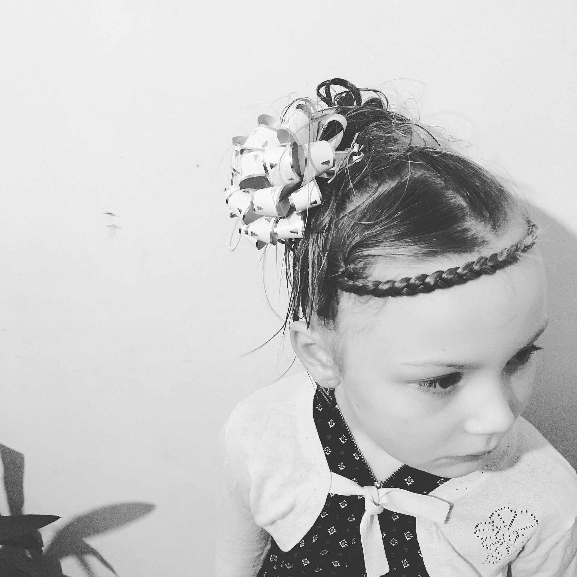Ilona participe au concours pour gagner de l'argent avec cette photo : black, black_and_white, child, eyewear, fashion_accessory, forehead, girl, hair, hair_accessory, hairstyle, head, headgear, headpiece, jewellery, monochrome, monochrome_photography, photography, portrait, smile, vision_care
