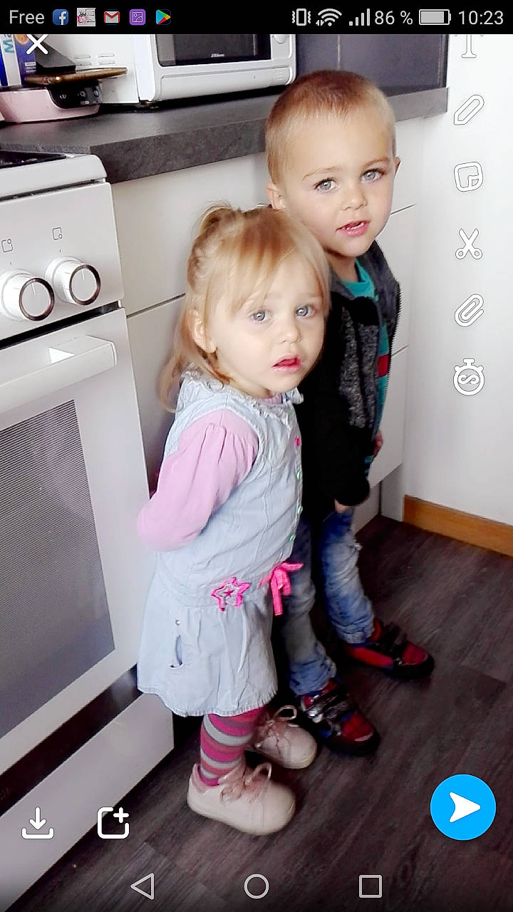 Kelyssa a rejoint le concours — aidez-le/la à gagner de superbes lots ! baby_toddler_clothing, beauty, child, cooktop, drawer, floor, flooring, gas, gas_stove, happy, home_appliance, kitchen, kitchen_appliance, kitchen_stove, person, photograph, product, skin, stove, toddler