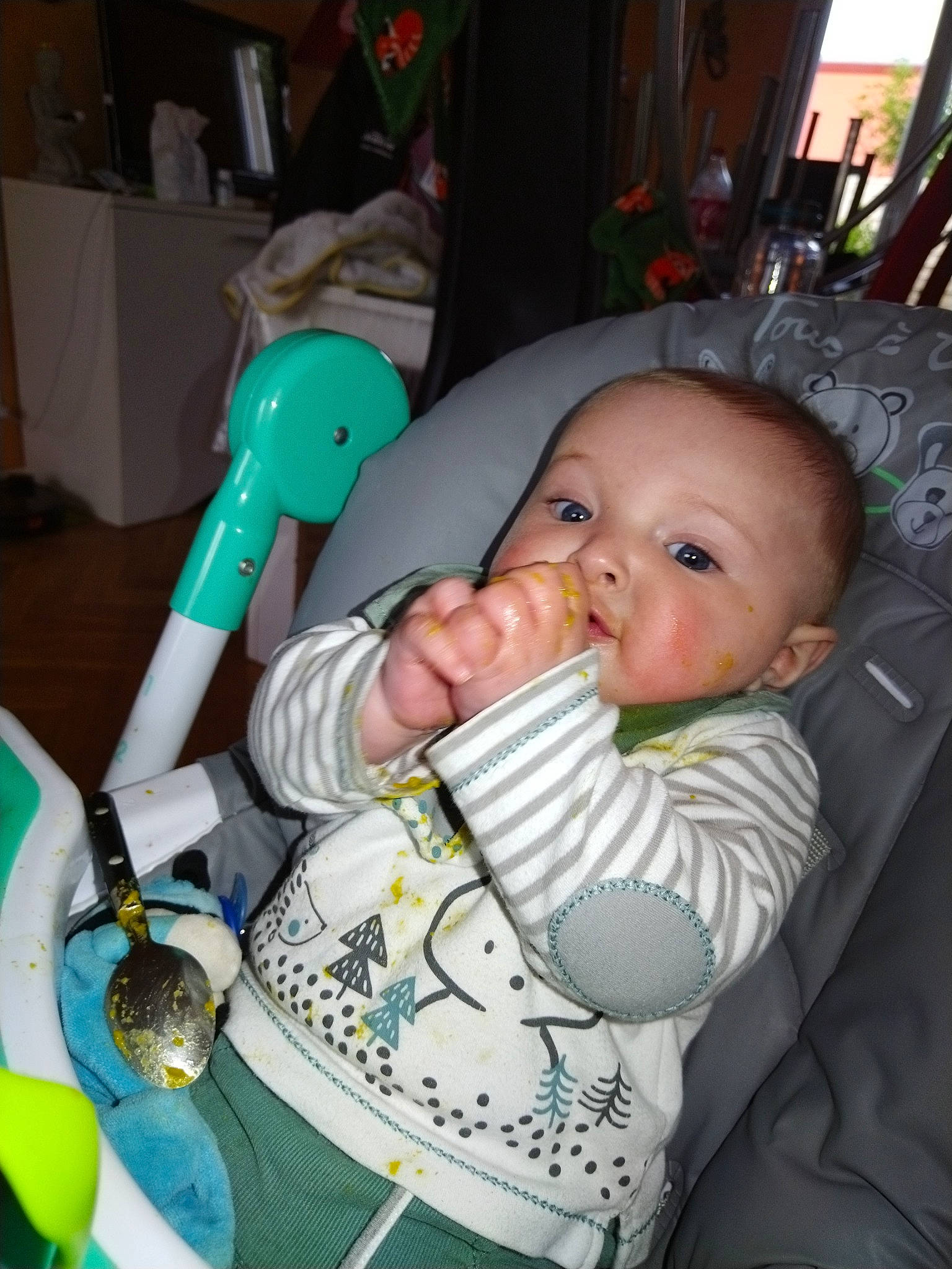 Lorenzo participe au concours pour gagner de l'argent avec cette photo : baby, baby_products, baby_safety, baby_toddler_clothing, bib, chair, cheek, child, comfort, drinkware, event, houseplant, person, room, sitting, toddler