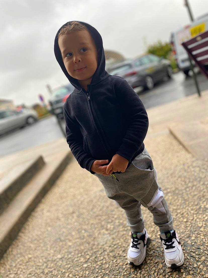 Noham a rejoint le concours — aidez-le/la à gagner de superbes lots ! black_hair, child, cool, footwear, hoodie, jacket, jeans, outerwear, person, photography, shoe, smile, street_fashion, t_shirt, toddler
