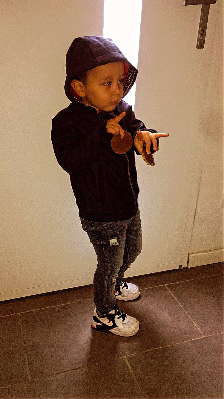 Noham participe au concours pour gagner de l'argent avec cette photo : child, headwear, person, shoe, standing, talent_show