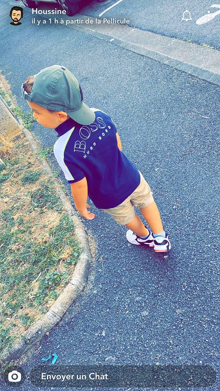 Noham a rejoint le concours — aidez-le/la à gagner de superbes lots ! asphalt, child, cool, footwear, fun, headwear, leg, leisure, person, photography, play, recreation, road_surface, shoe, sidewalk, toddler, vacation