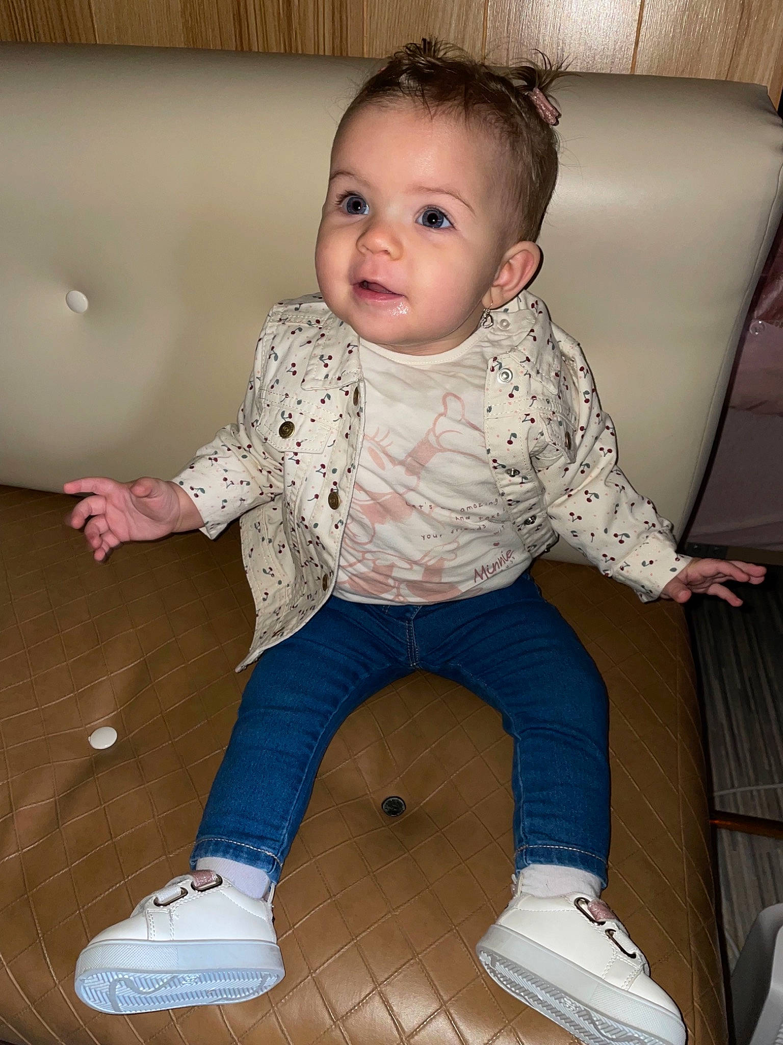 Paris participe au concours pour gagner de l'argent avec cette photo : baby, baby_toddler_clothing, chair, cheek, comfort, dress_shirt, flash_photography, floor, joint, knee, lap, leg, person, shoe, sitting, sleeve, sneakers, sock, thigh, toddler