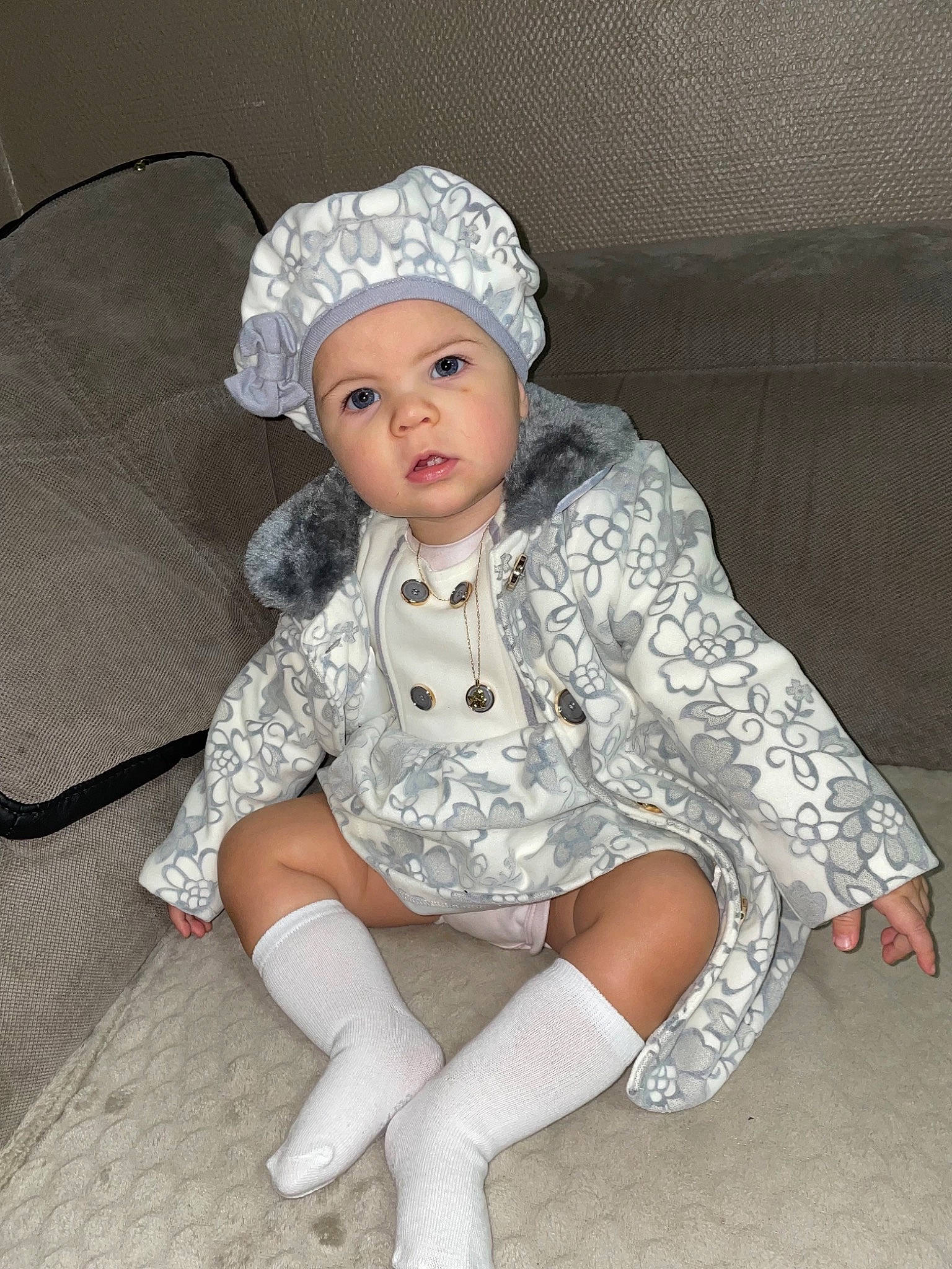 Paris a rejoint le concours — aidez-le/la à gagner de superbes lots ! baby, baby_toddler_clothing, cap, chair, child, comfort, embellishment, eye, fashion, fashion_design, flash_photography, headgear, headwear, helmet, human_leg, jewellery, leg, person, skin, sleeve