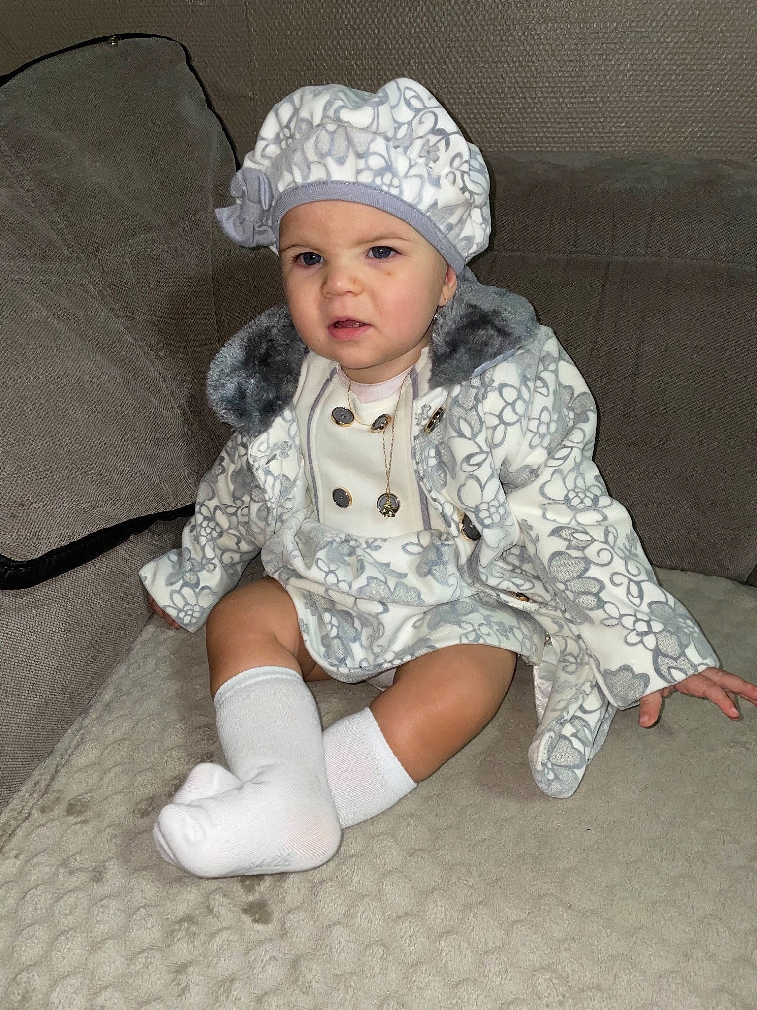 Paris participe au concours pour gagner de l'argent avec cette photo : baby, baby_toddler_clothing, cap, chair, child, embellishment, eye, face, fashion_accessory, flash_photography, head, headgear, headwear, human_body, human_leg, jewellery, mammal, pattern, person, sitting