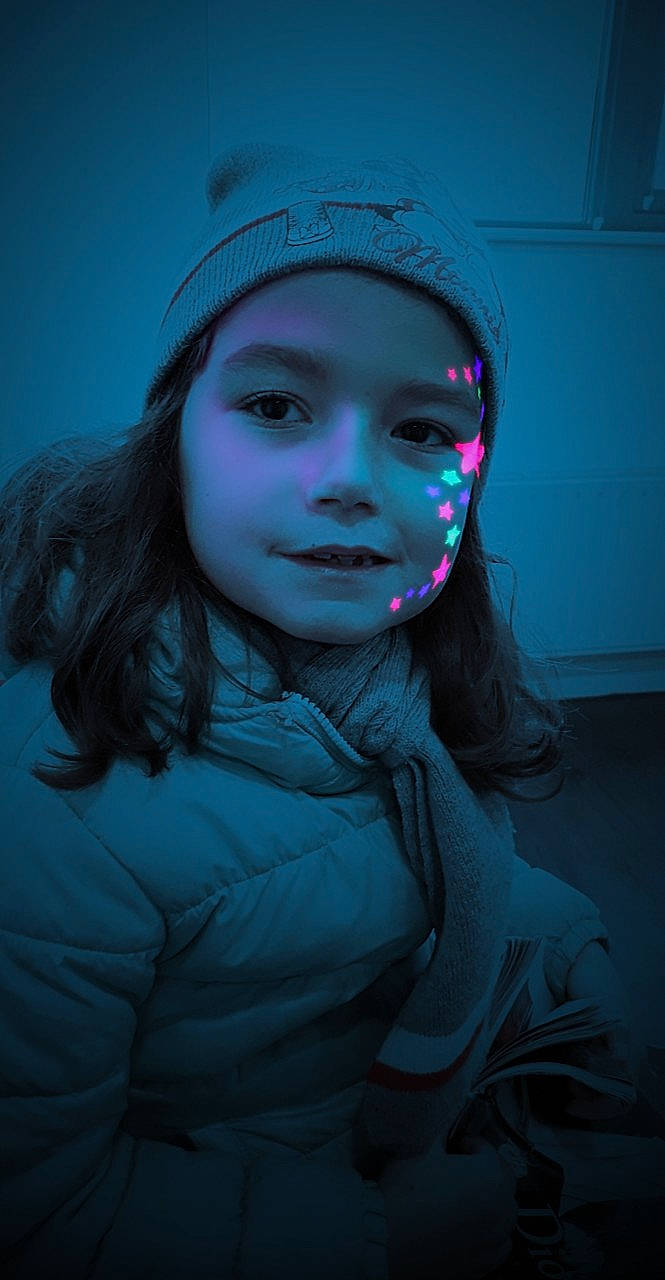 Sara participe au concours pour gagner de l'argent avec cette photo : beauty, black_hair, blue, cheek, darkness, emotion, eye, face, girl, head, headgear, headwear, human, lip, mouth, nose, organ, person, portrait, purple