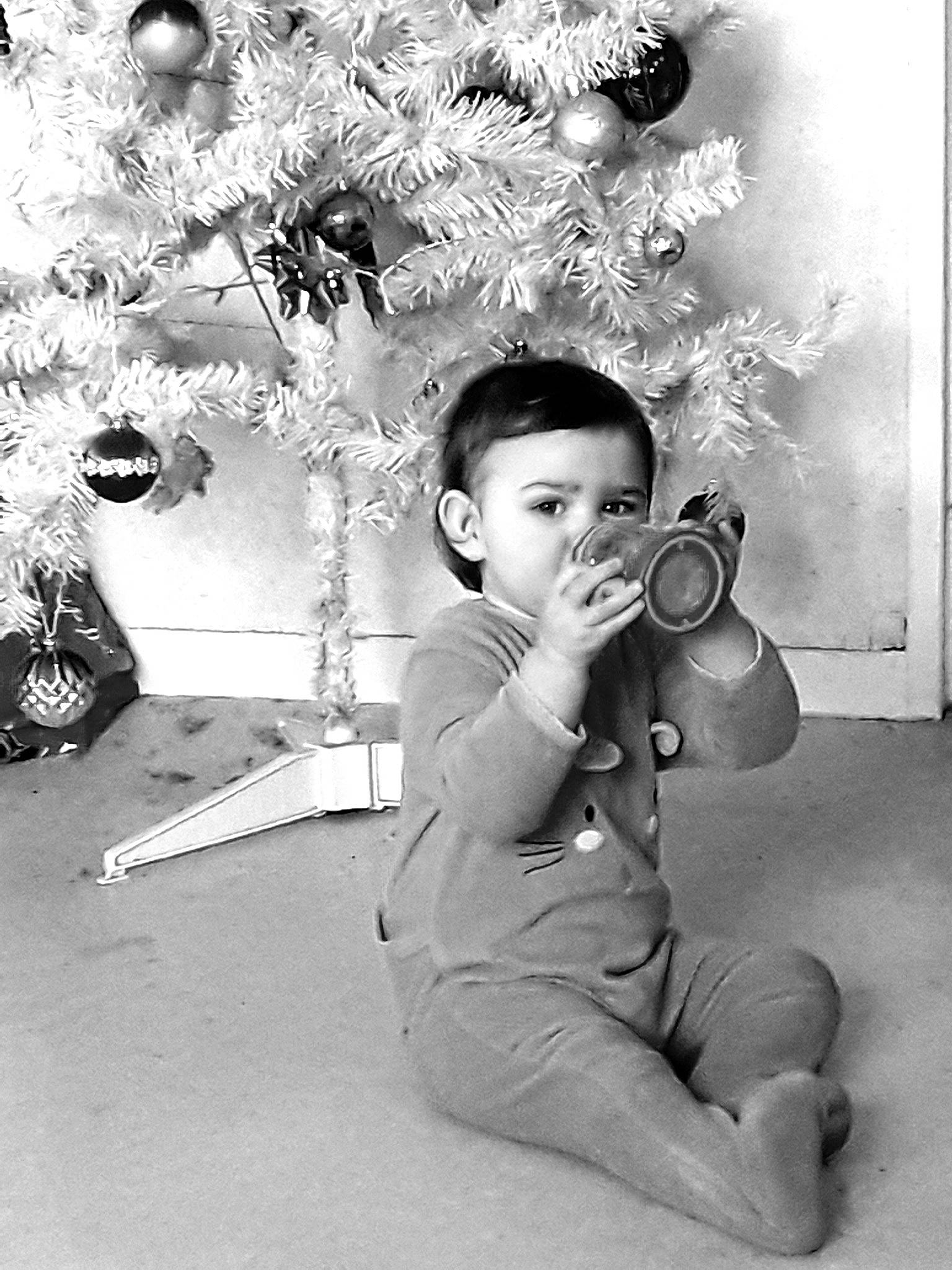 Maella participe au concours pour gagner de l'argent avec cette photo : black, black_and_white, child, girl, happiness, human_behavior, joy, monochrome, monochrome_photography, person, photograph, photography, portrait, smile, snapshot, still_life_photography, stock_photography