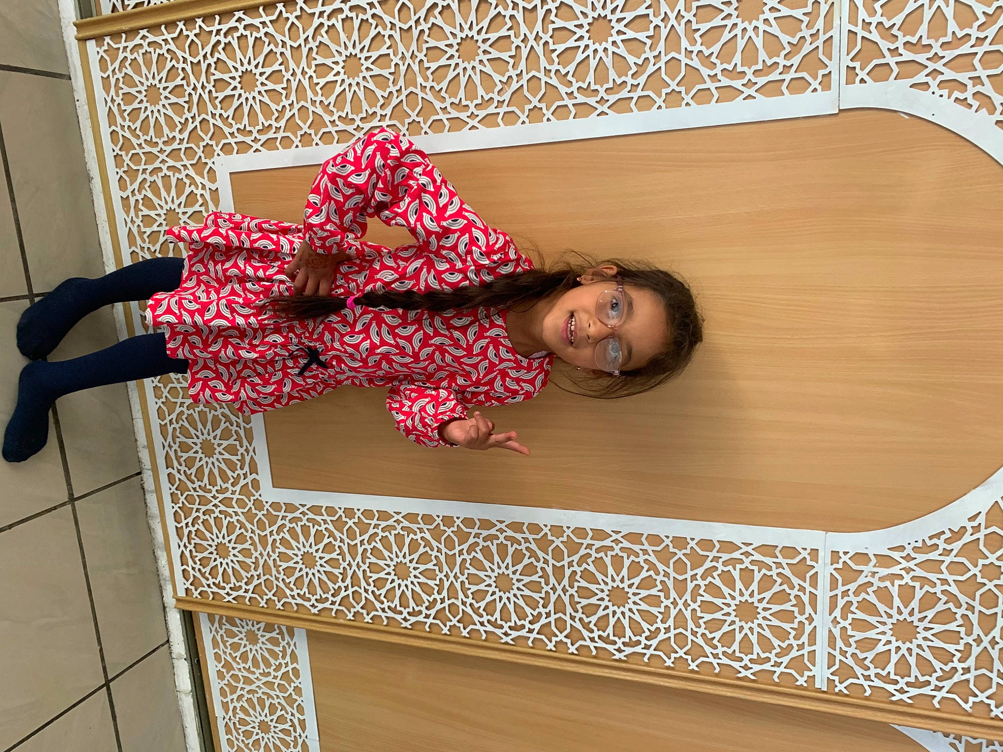 Inaya a rejoint le concours — aidez-le/la à gagner de superbes lots ! baby_products, baby_safety, baby_toddler_clothing, bedding, comfort, floor, flooring, hardwood, joy, leisure, linens, magenta, pattern, person, pink, product, rectangle, room, sleeve, smile