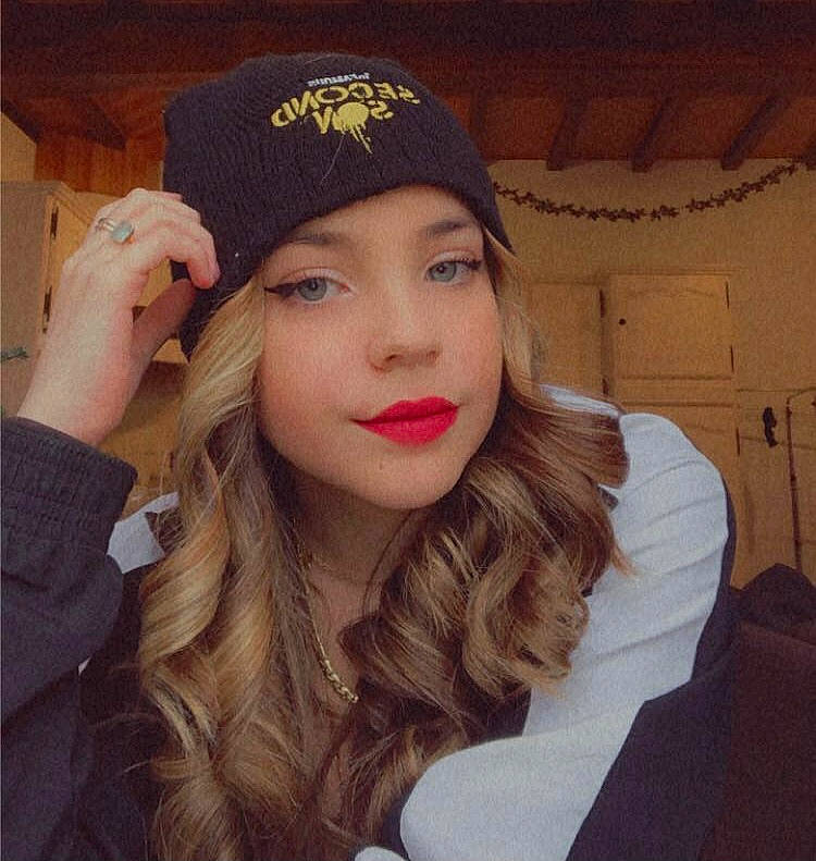 Oceane a rejoint le concours — aidez-le/la à gagner de superbes lots ! beanie, bonnet, cap, cosmetics, eye_liner, eyelash, headband, headgear, headwear, knit_cap, knitting, layered_hair, lip, lip_gloss, long_hair, makeover, nail, person, portrait_photography, selfie