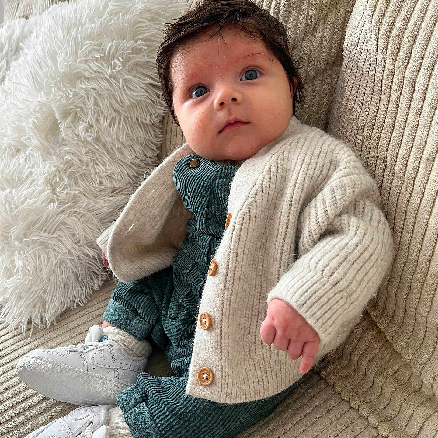 Charly a rejoint le concours — aidez-le/la à gagner de superbes lots ! baby, blanket, bodypart, cardigan, clothing, couch, face, finger, footwear, furniture, hand, head, knitwear, pants, person, photography, portrait, shoe, sitting, sweater