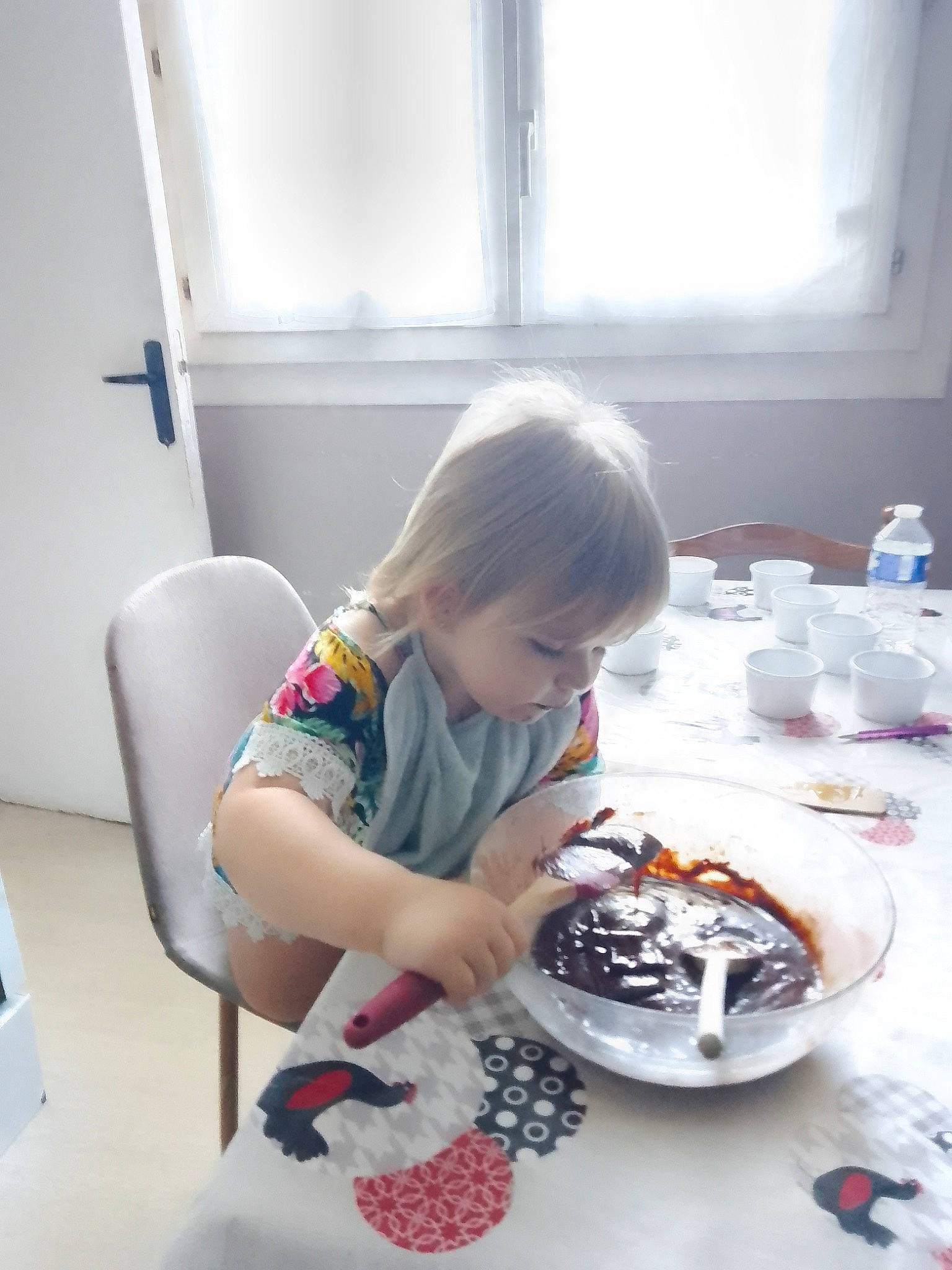 Leyna a rejoint le concours — aidez-le/la à gagner de superbes lots ! baked_goods, baking, birthday_cake, cake, cake_decorating, chair, cooking, cream, cuisine, dish, dishware, food, ingredient, person, plate, recipe, serveware, sugar_cake, table, tableware