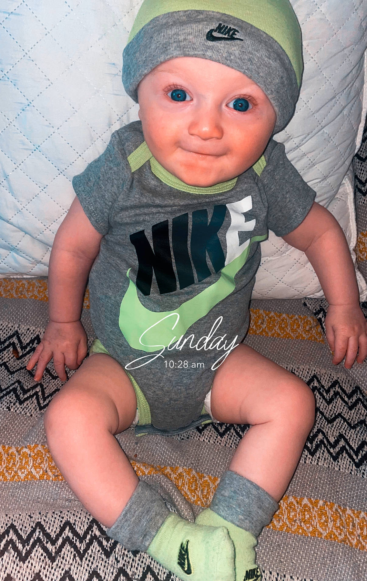 Soan a rejoint le concours — aidez-le/la à gagner de superbes lots ! baby, baby_toddler_clothing, cap, child, cool, headgear, headwear, human_leg, knee, leg, pattern, person, personal_protective_equipment, pink, shoe, sitting, skin, sleeve, sportswear, t_shirt