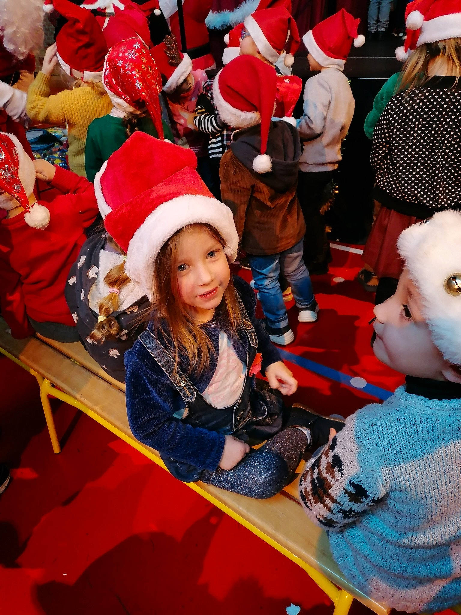 Victoire a rejoint le concours — aidez-le/la à gagner de superbes lots ! boot, cap, child, christmas_eve, event, fan, fun, holiday, leisure, mammal, person, recreation, red, santa_claus, shoe, sitting, sneakers, team, toddler, vertebrate