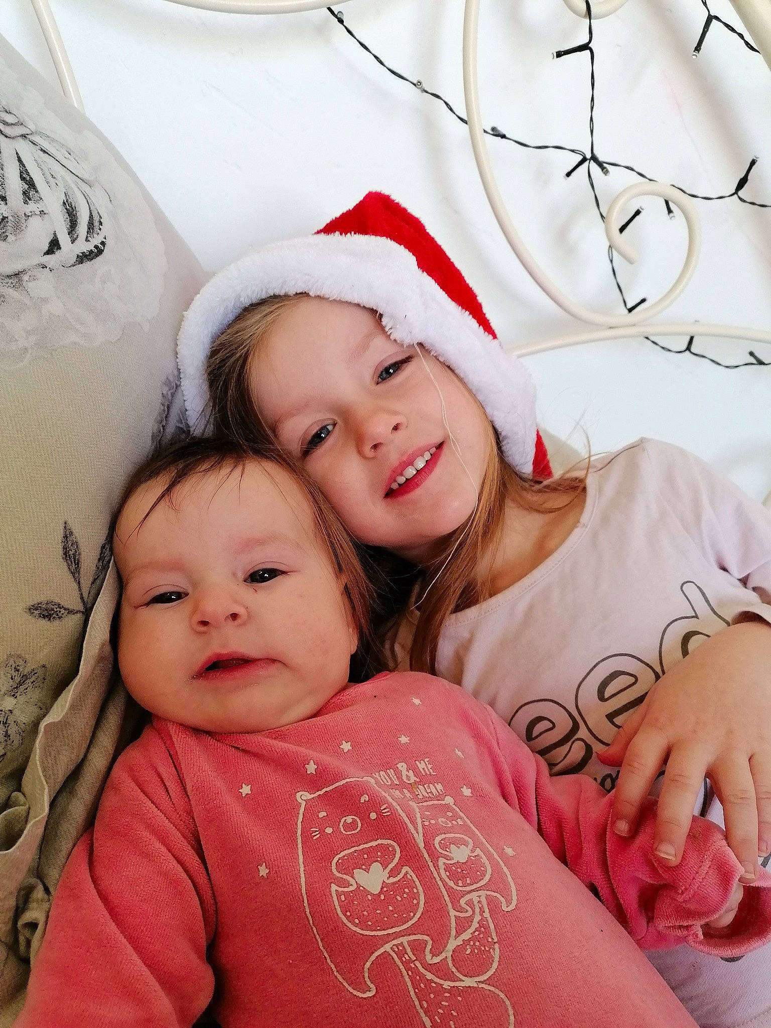 Victoire participe au concours pour gagner de l'argent avec cette photo : baby_toddler_clothing, beauty, cap, child, comfort, event, eye, face, facial_expression, gesture, happy, joy, lip, people, person, red, skin, sleeve, smile, textile