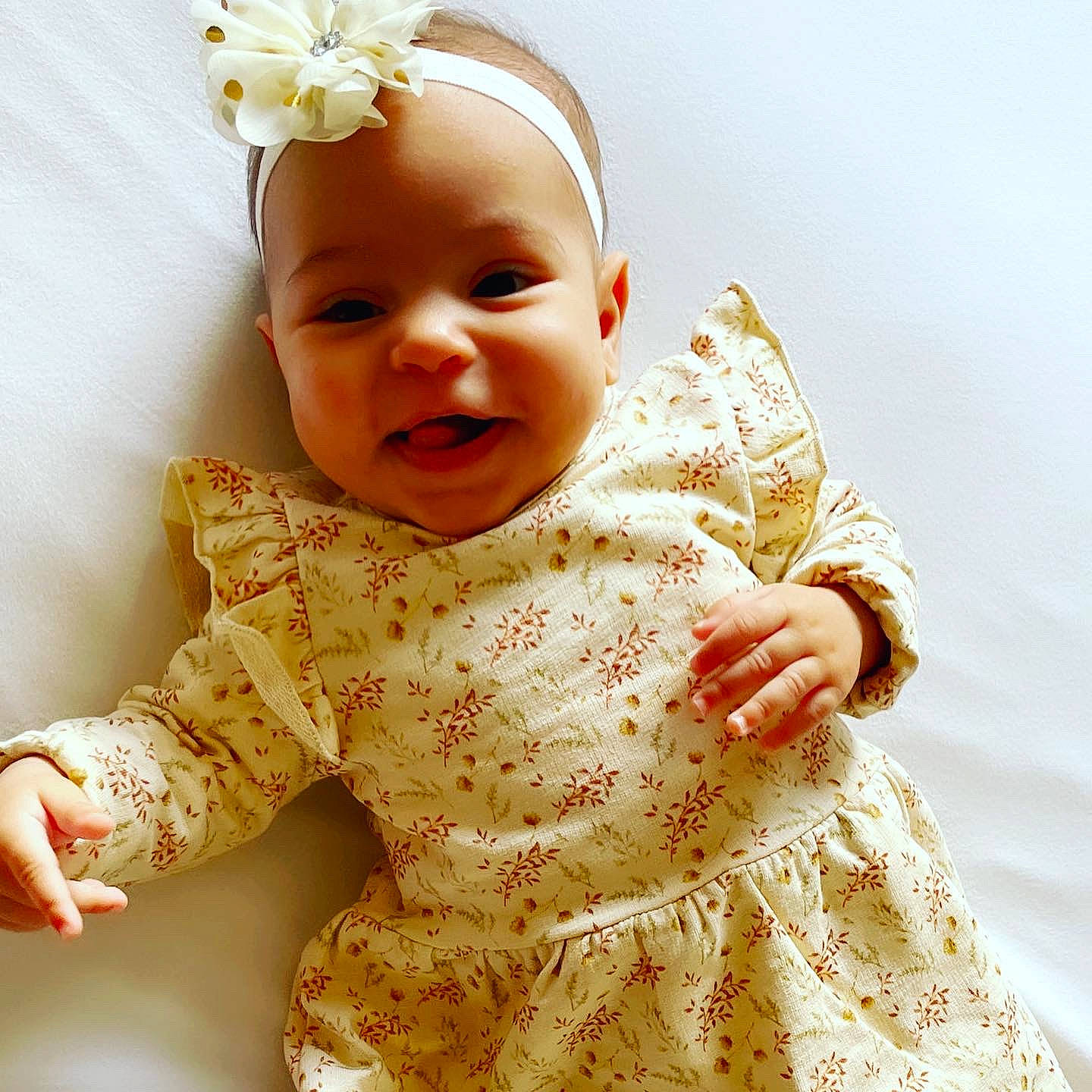 Myrte a rejoint le concours — aidez-le/la à gagner de superbes lots ! baby, baby_toddler_clothing, beauty, child, embellishment, flower, hair_accessory, happy, head, headband, headgear, headpiece, lip, one_piece_garment, person, pink, skin, sleeve, smile, textile