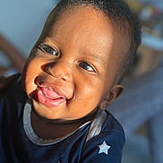 Eden a rejoint le concours — aidez-le/la à gagner de superbes lots ! baby, smiling, face, child, portrait, blue_clothing, stars, happy, cute, infant, closeup, soft_light, indoors, skin, eyes, mouth, hair, cheeks, clothing, person