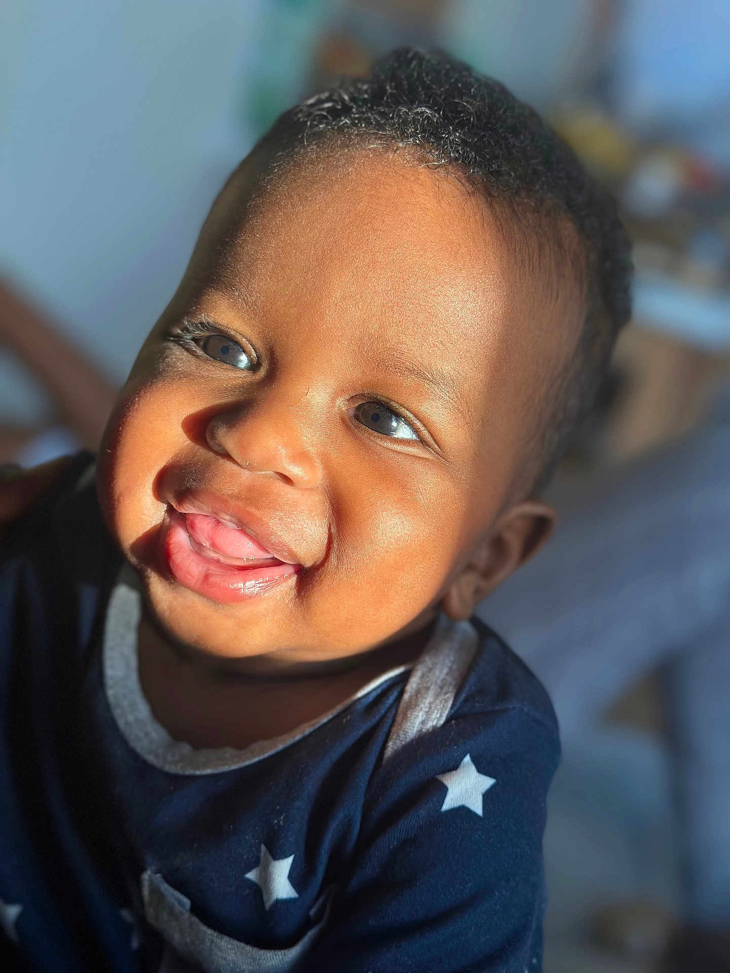 Eden a rejoint le concours — aidez-le/la à gagner de superbes lots ! baby, smiling, face, child, portrait, blue_clothing, stars, happy, cute, infant, closeup, soft_light, indoors, skin, eyes, mouth, hair, cheeks, clothing, person