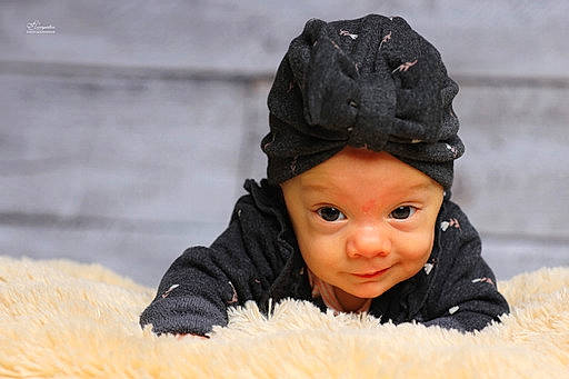 Nina a rejoint le concours — aidez-le/la à gagner de superbes lots ! baby, beanie, bonnet, cap, child, costume_hat, fashion_accessory, freezing, fun, fur, grass, happy, headwear, knit_cap, mammal, person, portrait_photography, sitting, toddler, vertebrate