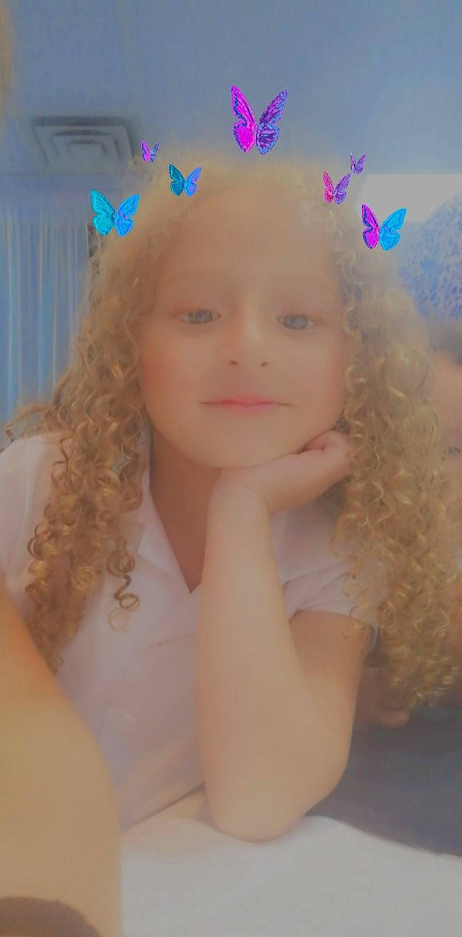 Ryma a rejoint le concours — aidez-le/la à gagner de superbes lots ! balloon, beauty, curtain, dress, ear, eyebrow, eyelash, fun, hairstyle, happy, head, headgear, headpiece, lip, long_hair, magenta, party_supply, person, pink, skin