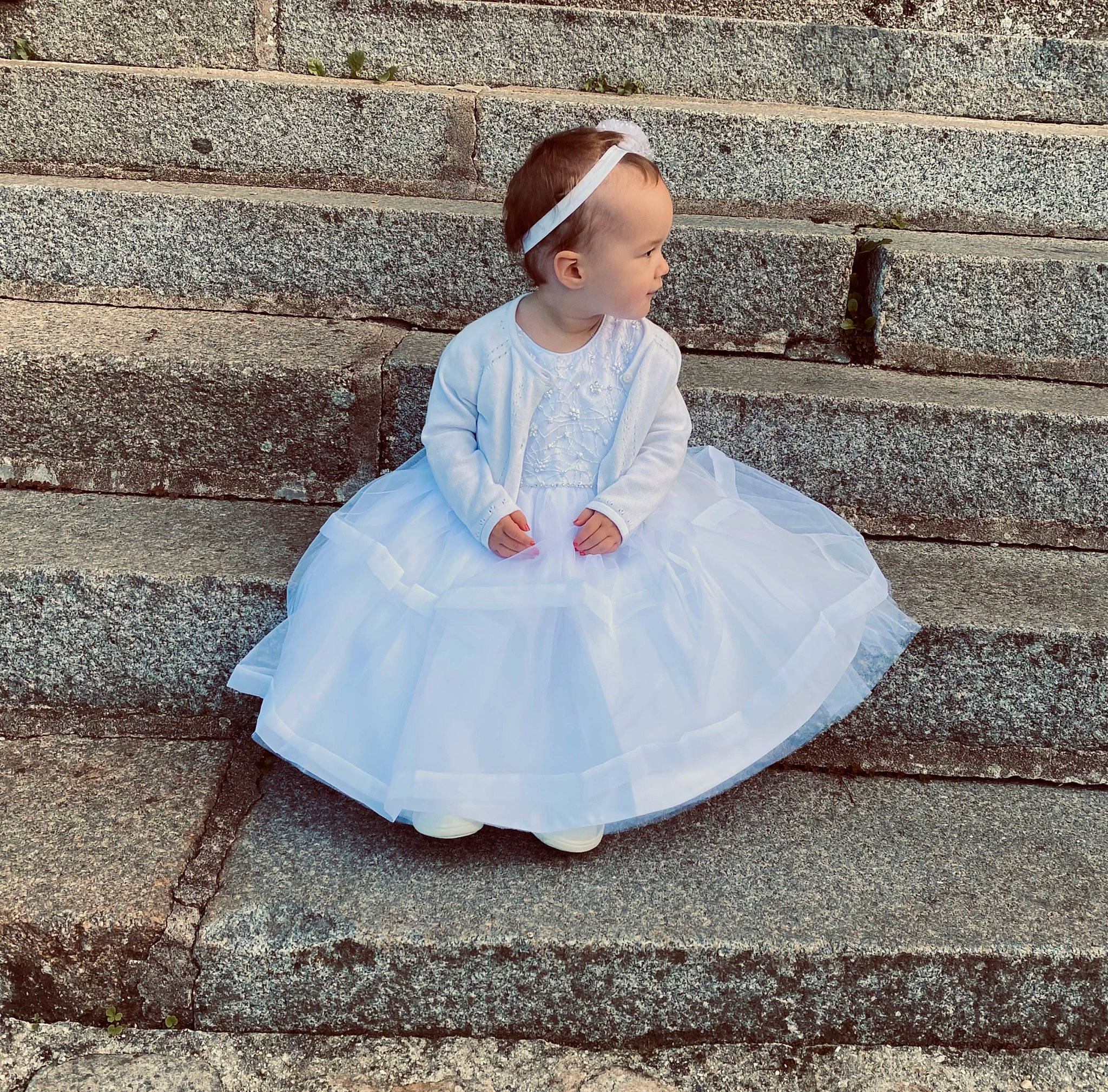 Lana a rejoint le concours — aidez-le/la à gagner de superbes lots ! baby_toddler_clothing, bridal_accessory, bridal_clothing, bridal_party_dress, day_dress, dress, embellishment, eye, face, fashion_design, formal_wear, gown, hair, happy, head, headpiece, neck, pattern, person, sleeve