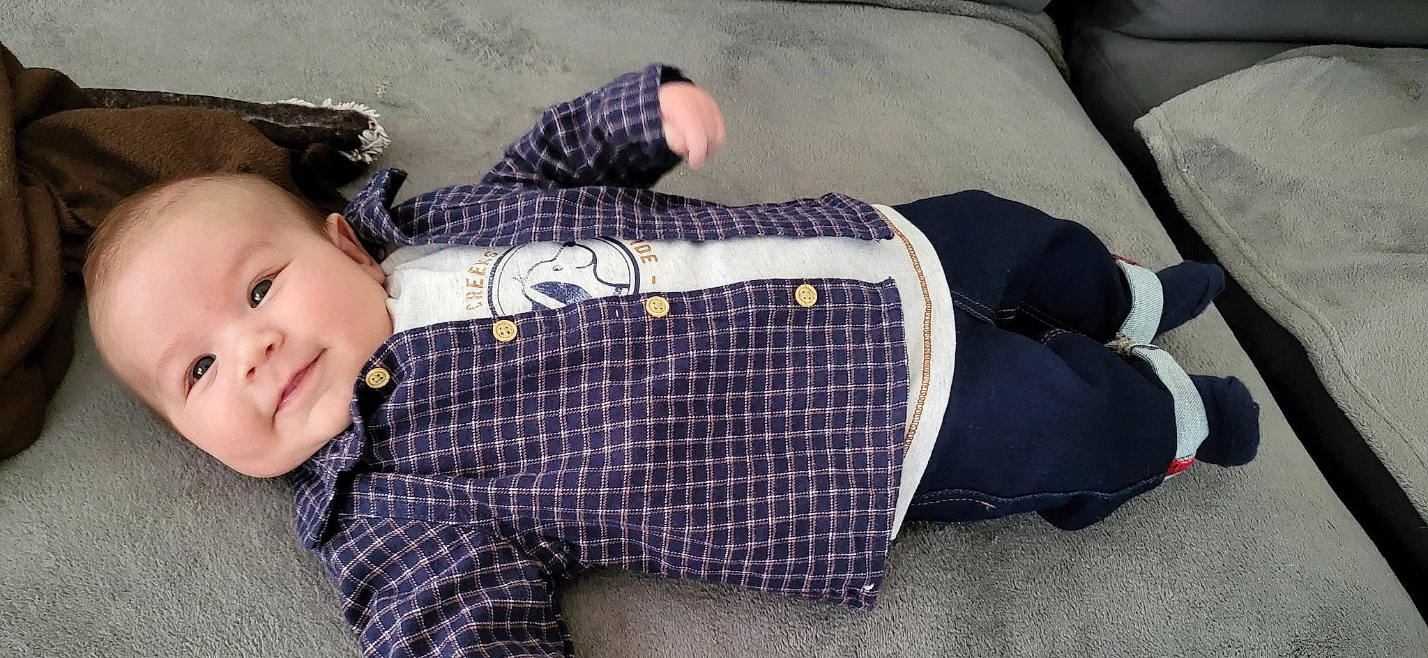 Djulian a rejoint le concours — aidez-le/la à gagner de superbes lots ! comfort, cool, denim, dress, eyewear, grass, human_leg, joint, joy, knee, leg, outerwear, pattern, person, plaid, sleeve, tartan, textile, thigh, toddler